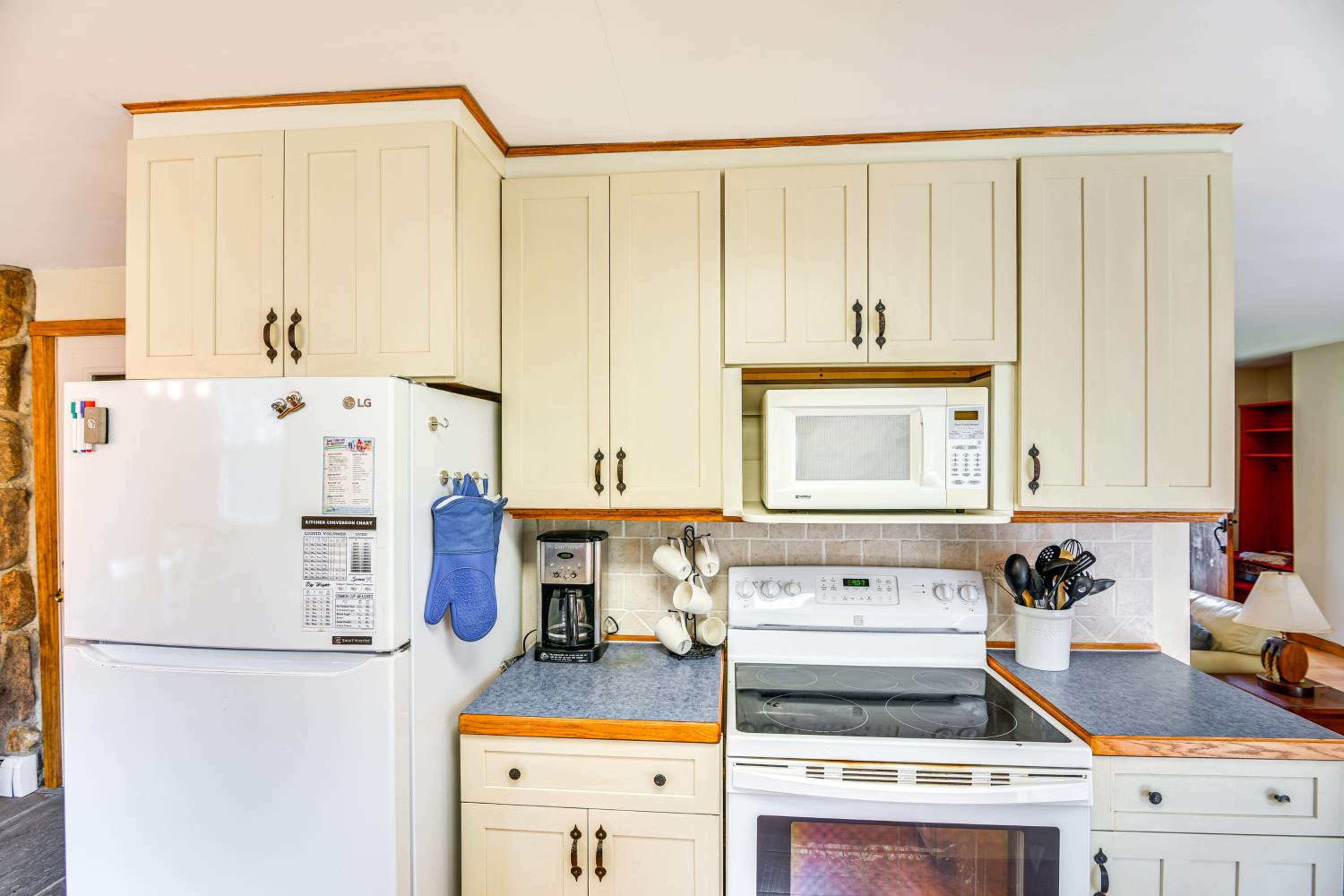 6 Mi to Beach Family Home in Little Compton!