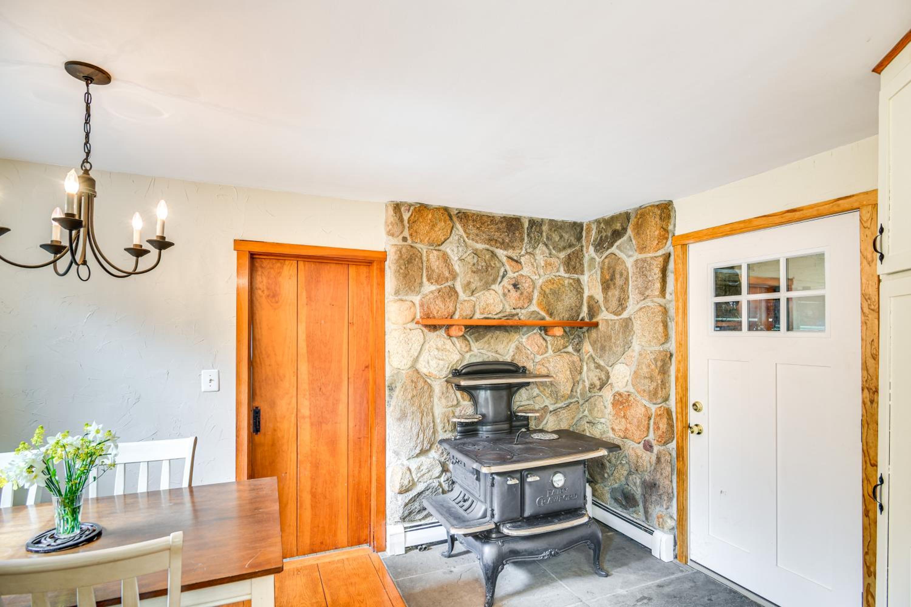 6 Mi to Beach Family Home in Little Compton!