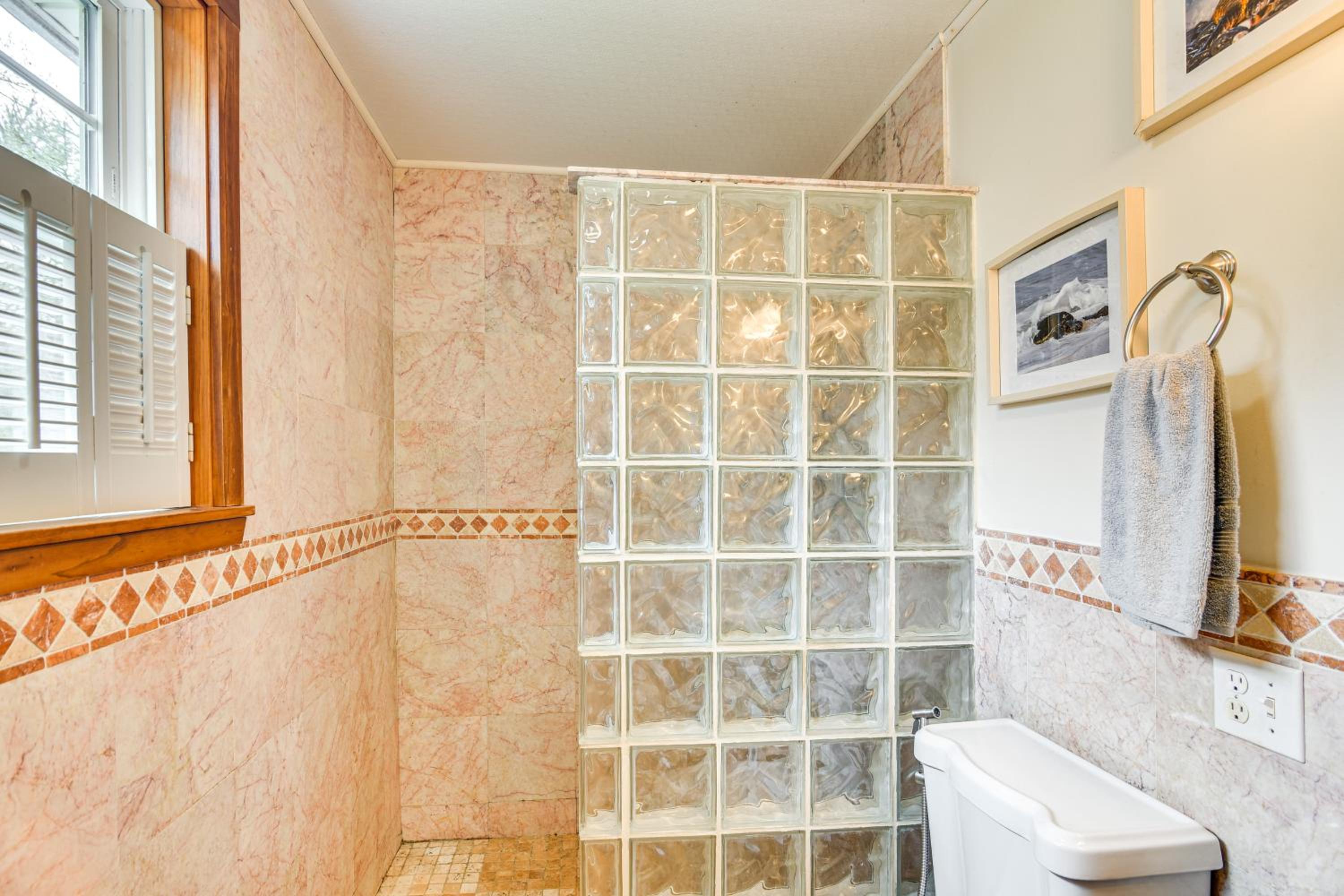 6 Mi to Beach Family Home in Little Compton!