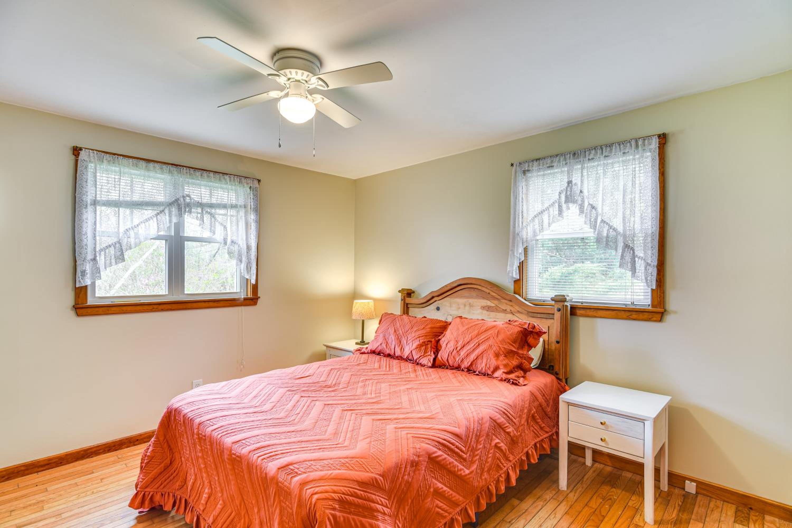 6 Mi to Beach Family Home in Little Compton!
