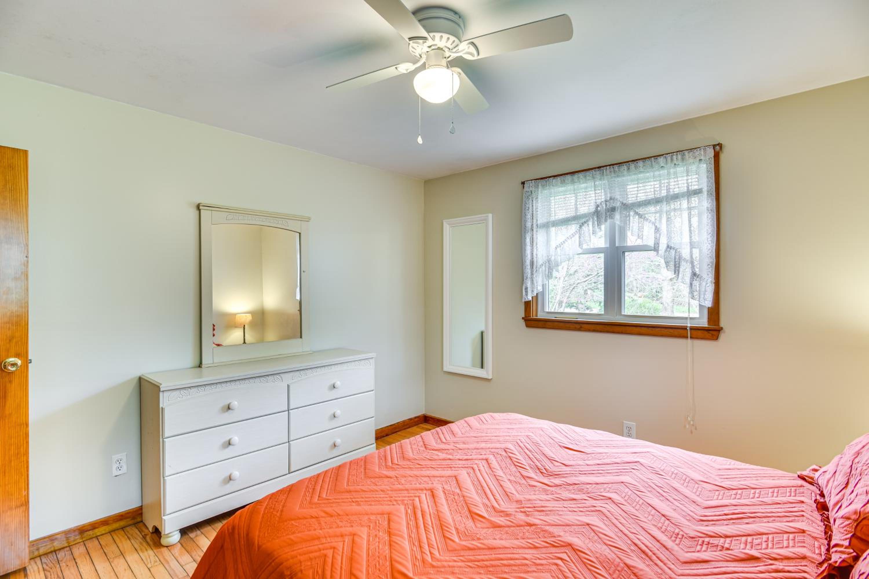 6 Mi to Beach Family Home in Little Compton!