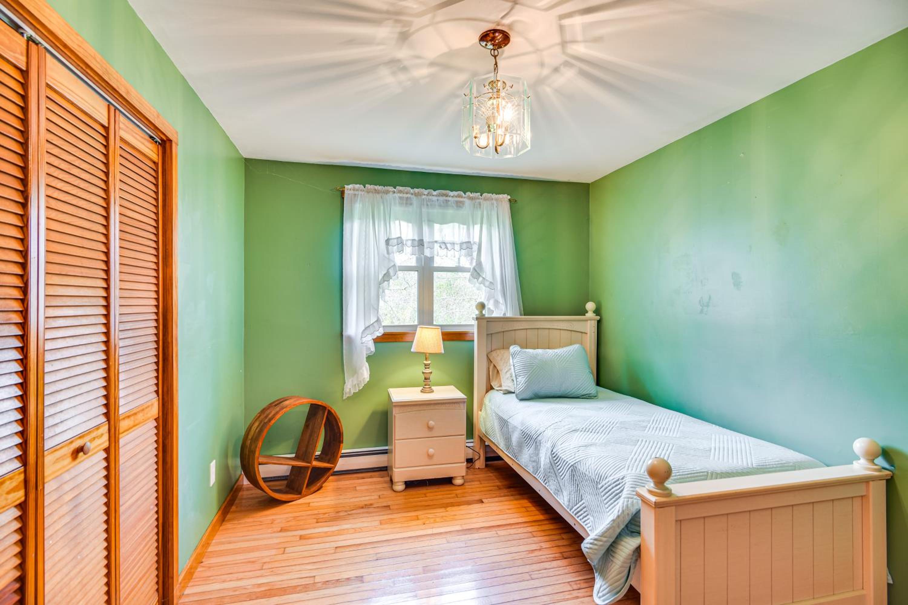 6 Mi to Beach Family Home in Little Compton!