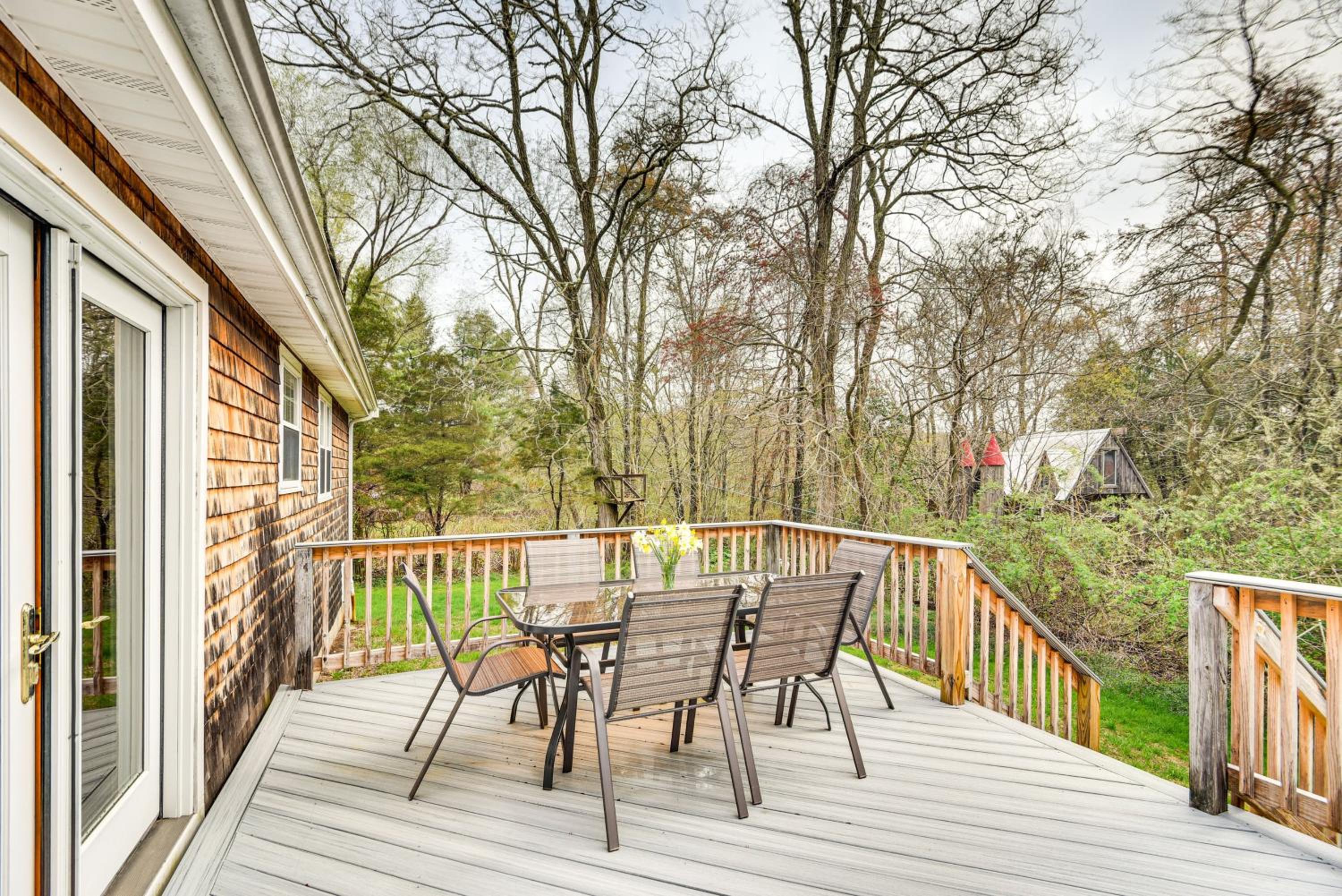 6 Mi to Beach Family Home in Little Compton!