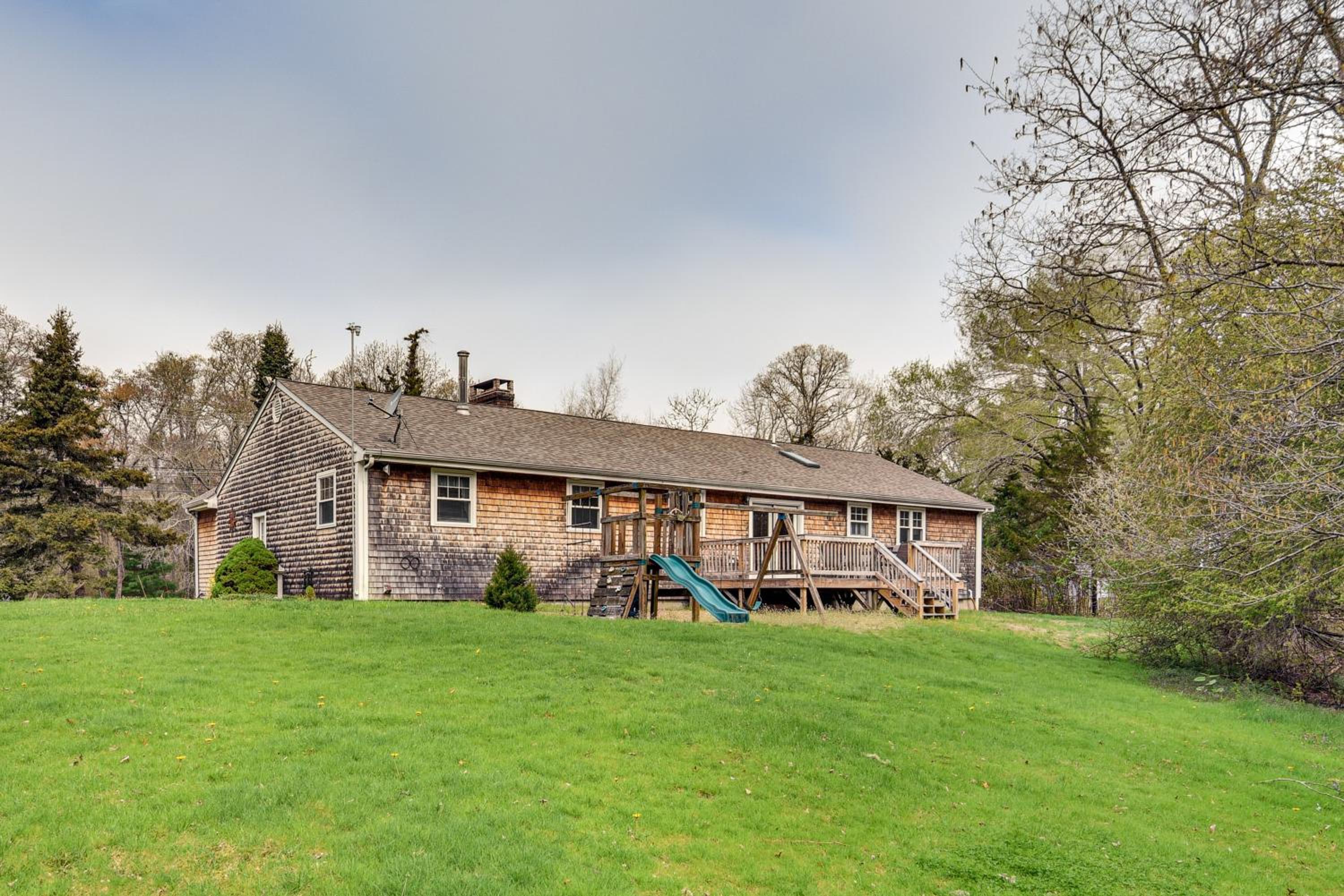 6 Mi to Beach Family Home in Little Compton!