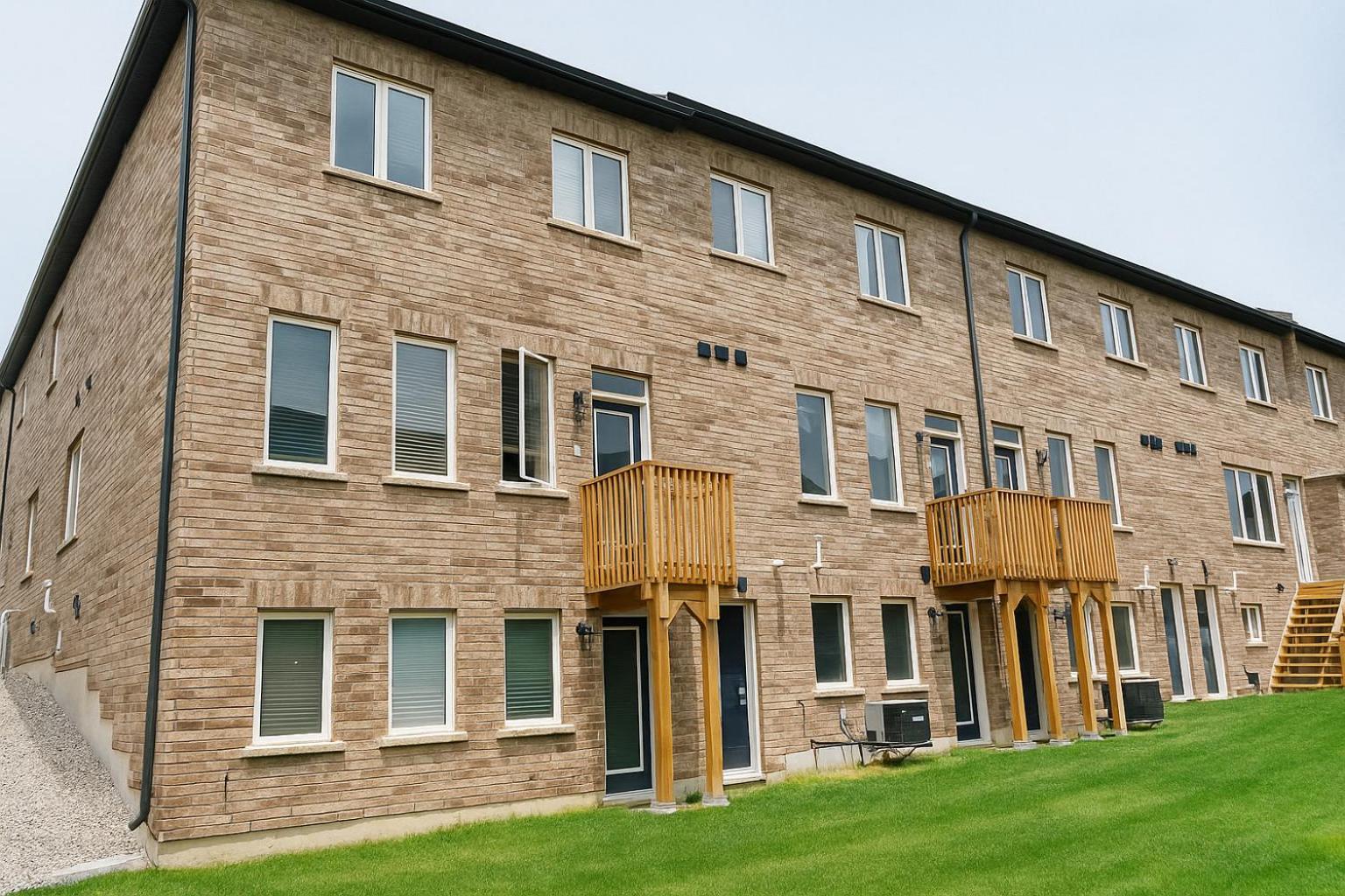 2024 Built Stylish 3BR Cambridge Townhouse with Foosball, Free Parking, WiFi, Full Kitchen, Laundry, 8 Min Drive to African Lion Safari! Perfect for Group 