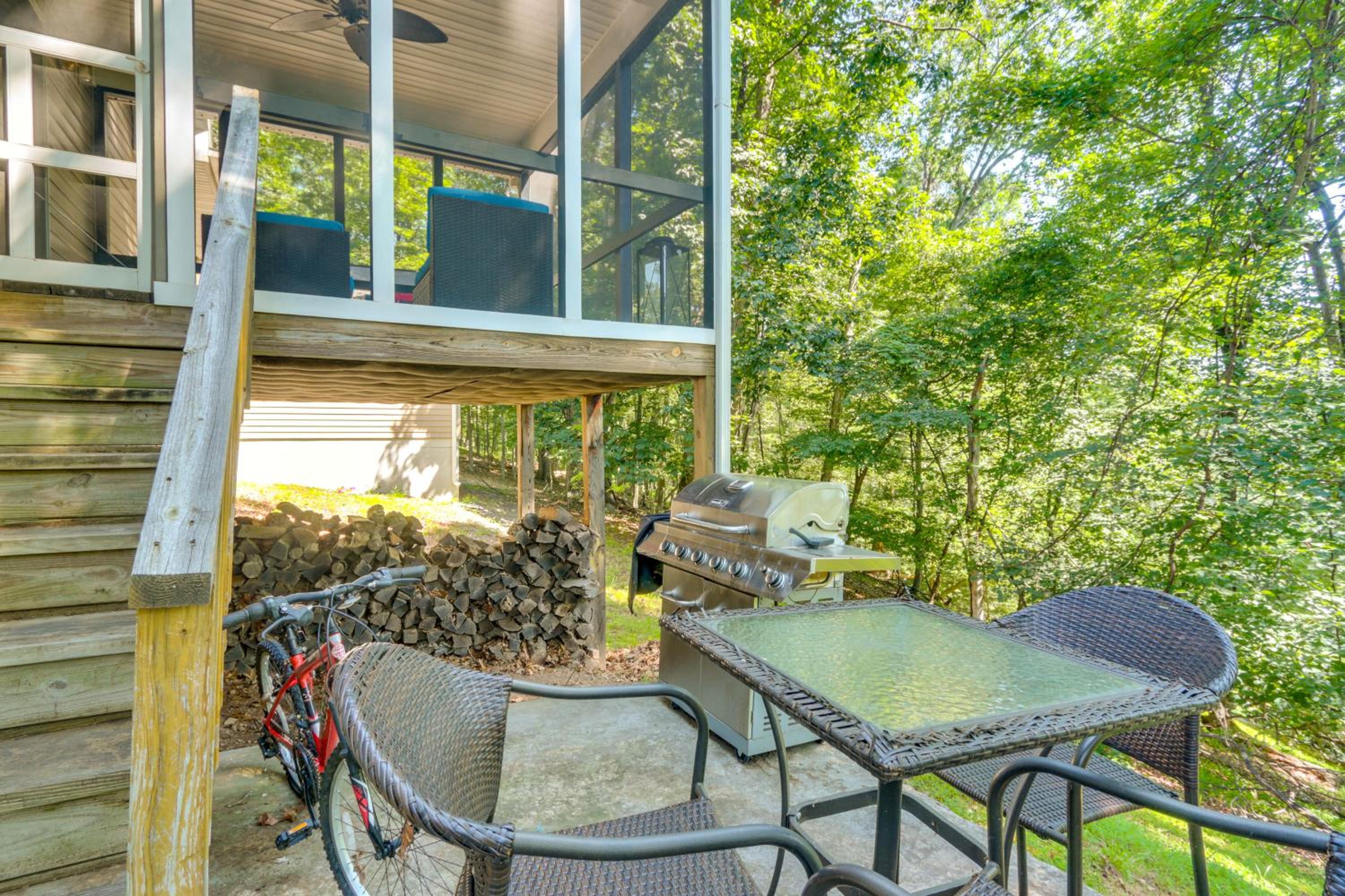 Golf and Hike Home with Resort Perks in Hedgesville