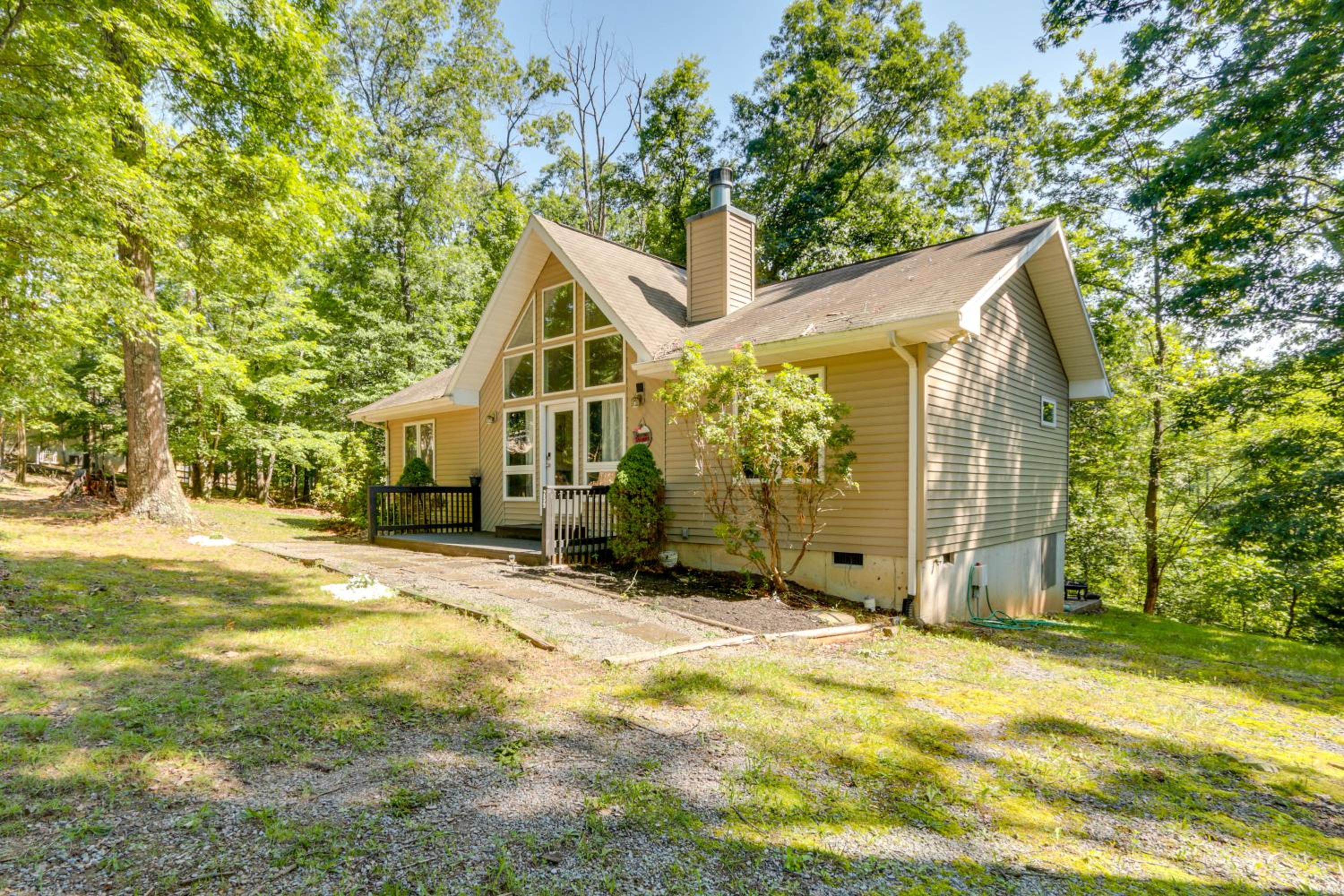 Golf and Hike Home with Resort Perks in Hedgesville