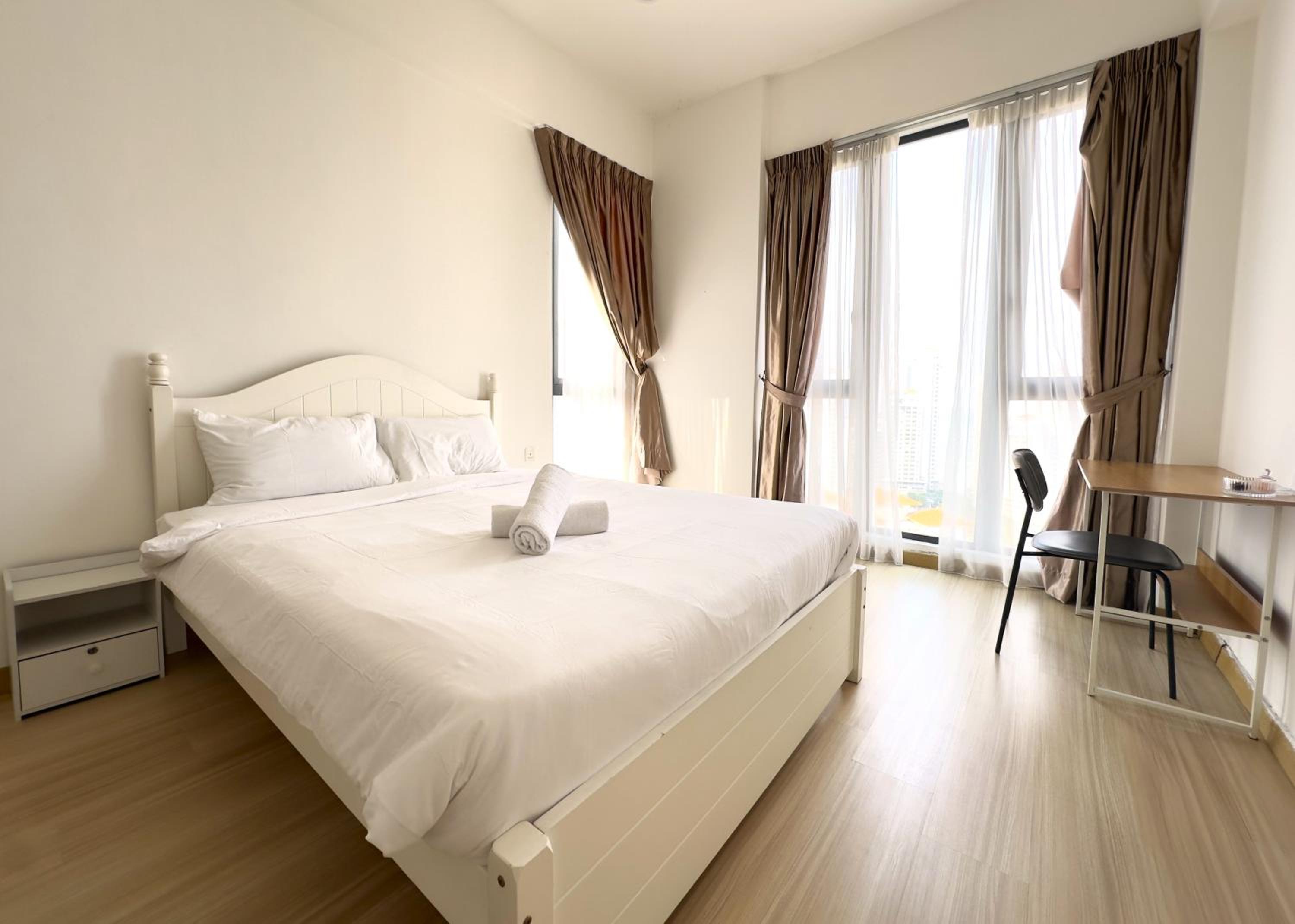 High Floor Seaview 2BR suites with Pool Sauna & Bathtub Near Gurney George Town Jazz Suites 253A