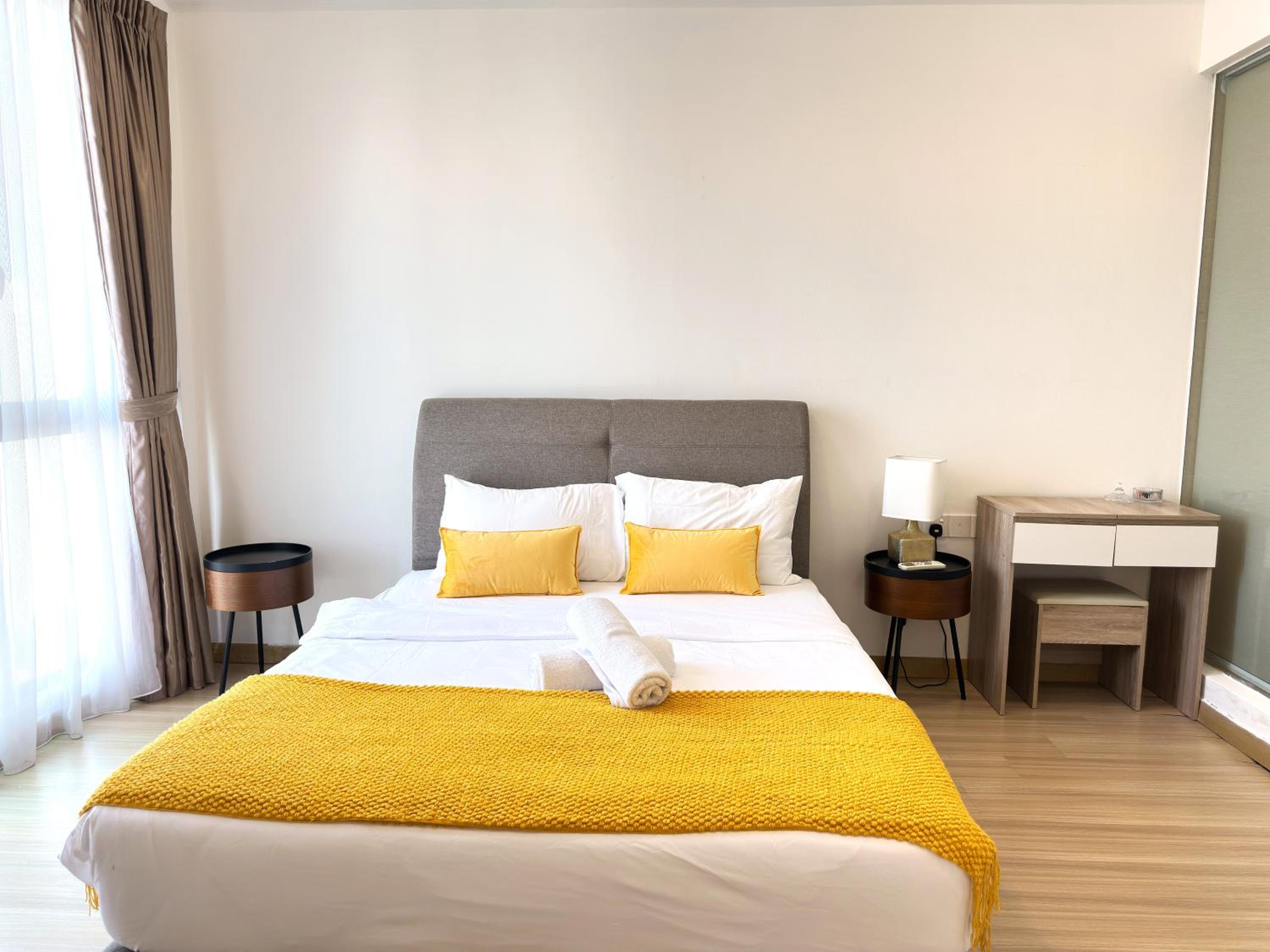 High Floor Seaview 2BR suites with Pool Sauna & Bathtub Near Gurney George Town Jazz Suites 253A