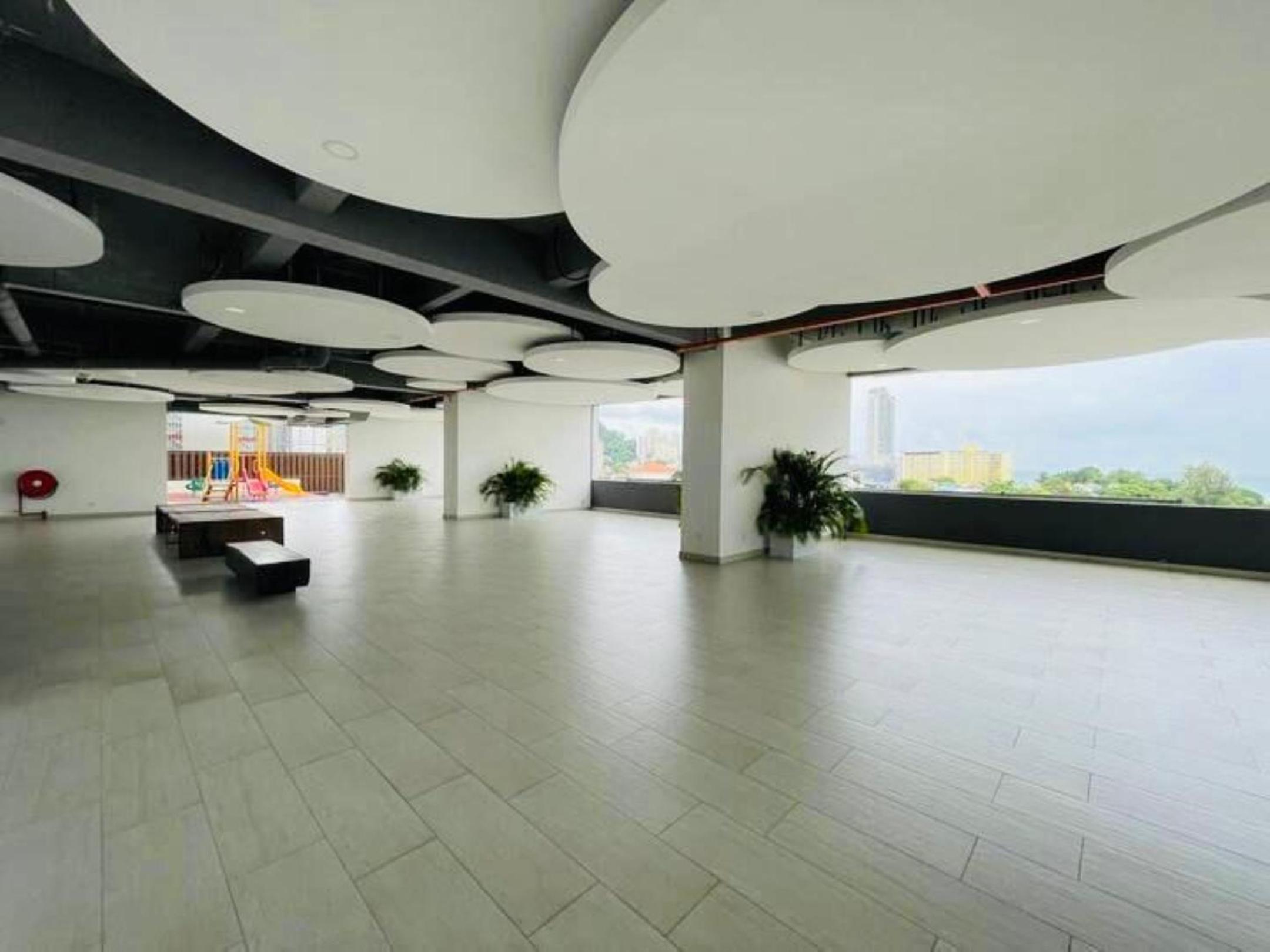 High Floor Seaview 2BR suites with Pool Sauna & Bathtub Near Gurney George Town Jazz Suites 253A