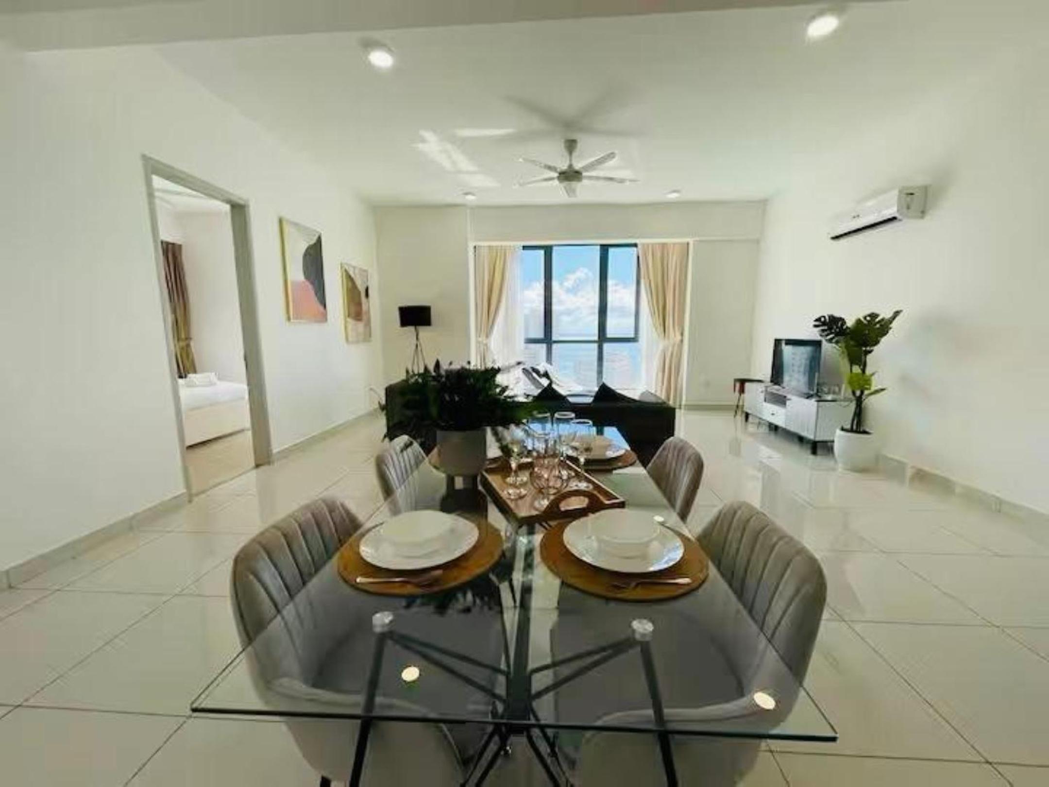 High Floor Seaview 2BR suites with Pool Sauna & Bathtub Near Gurney George Town Jazz Suites 253A