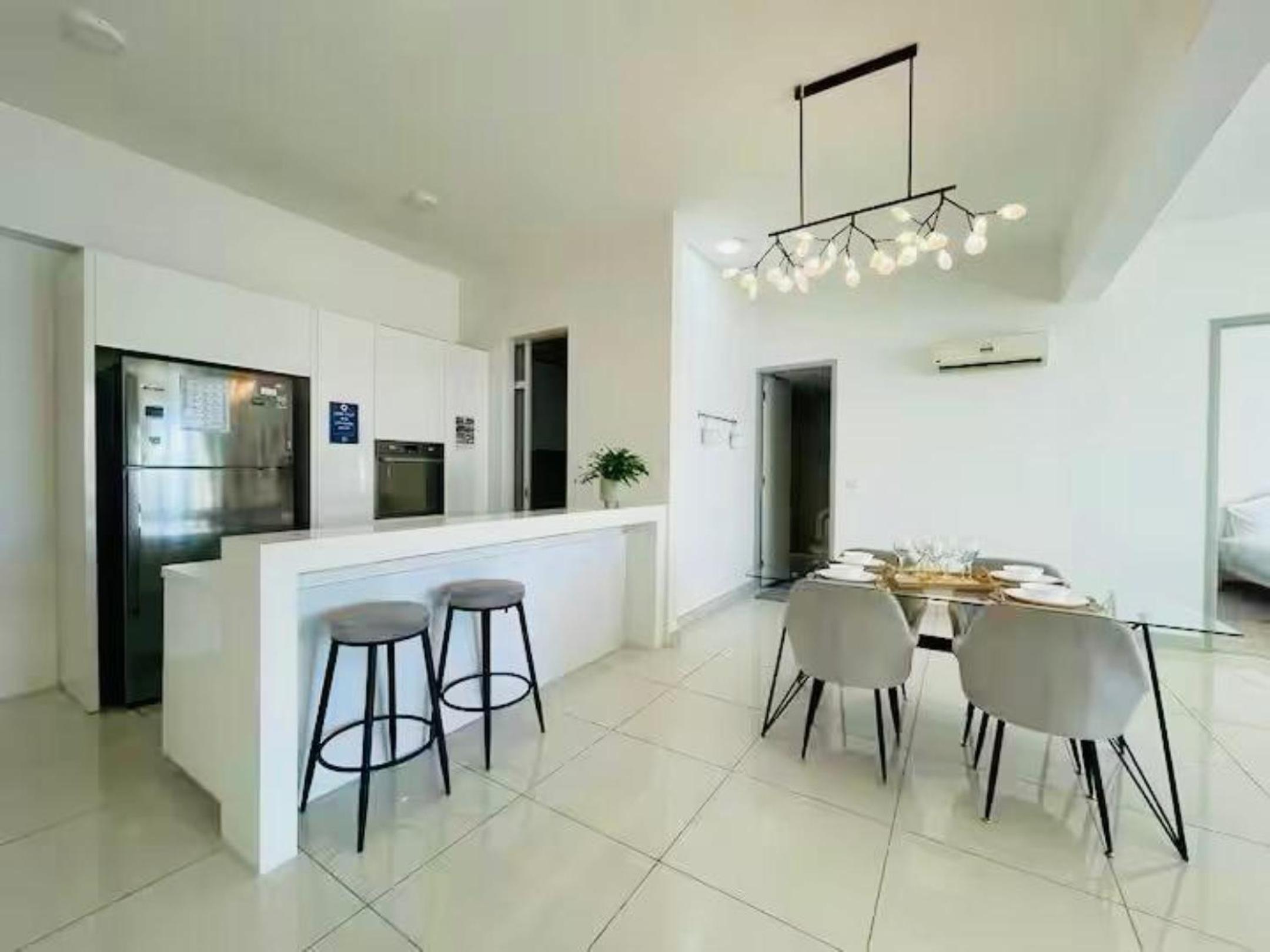 High Floor Seaview 2BR suites with Pool Sauna & Bathtub Near Gurney George Town Jazz Suites 253A