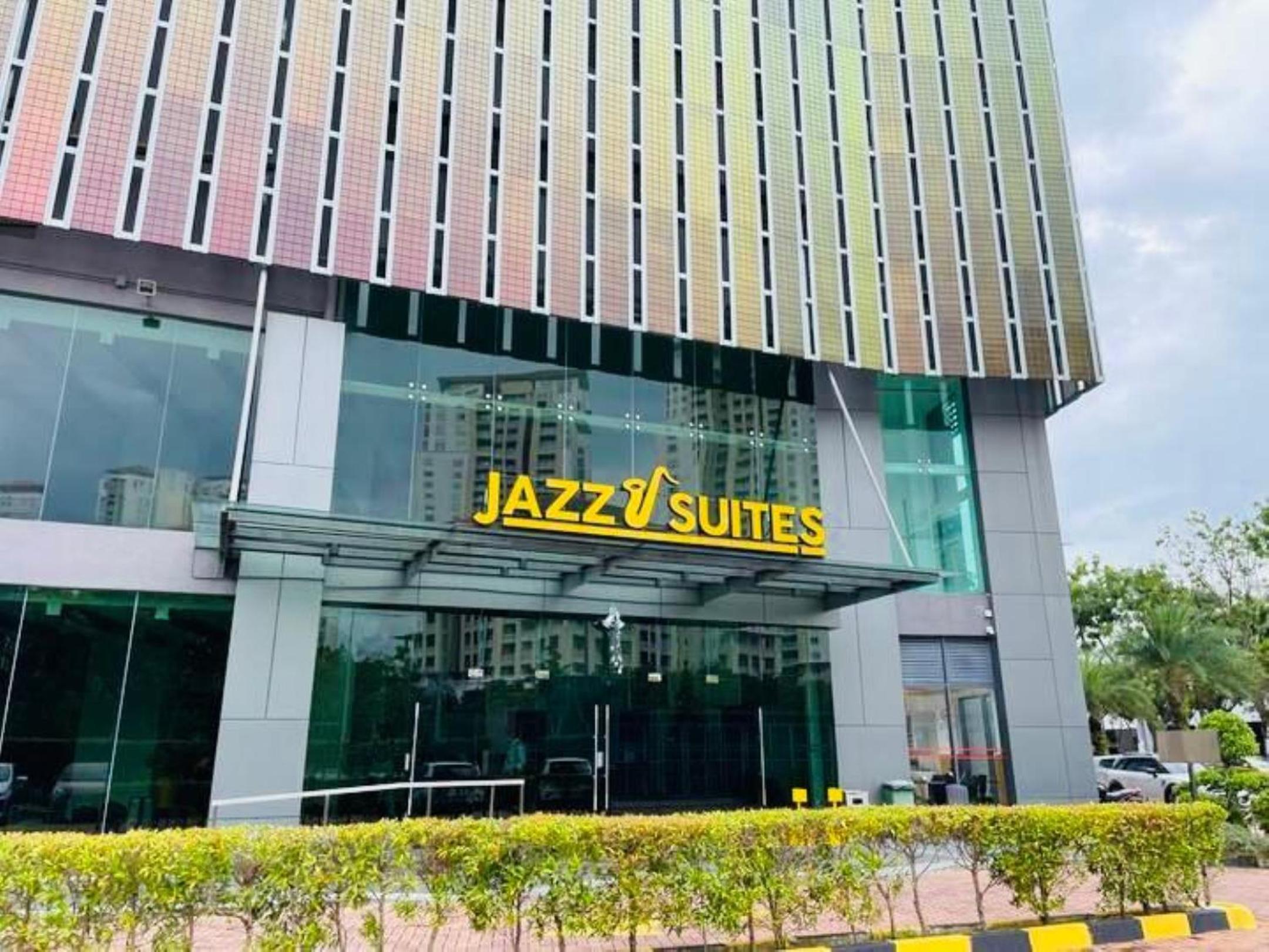 High Floor Seaview 2BR suites with Pool Sauna & Bathtub Near Gurney George Town Jazz Suites 253A
