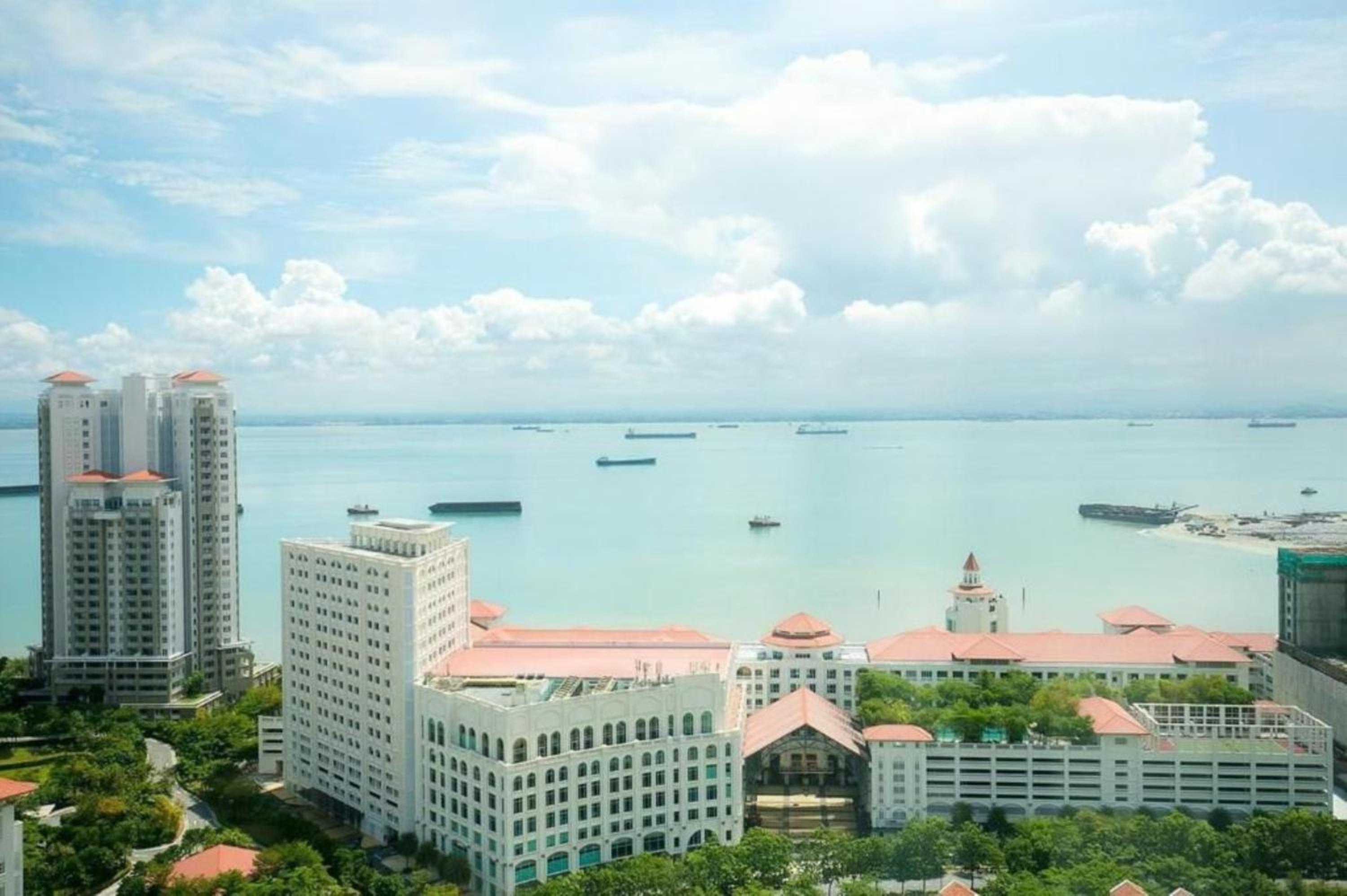 High Floor Seaview 2BR suites with Pool Sauna & Bathtub Near Gurney George Town Jazz Suites 253A