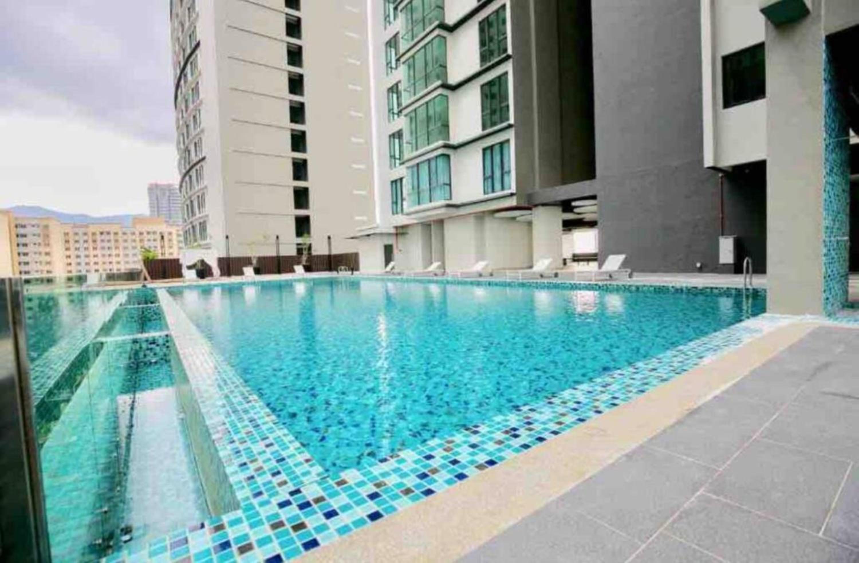 High Floor Seaview 2BR suites with Pool Sauna & Bathtub Near Gurney George Town Jazz Suites 253A