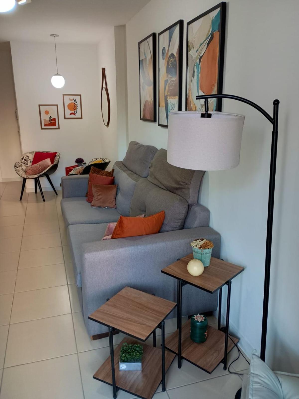 Suite, 2quartos, cozinha completa, varandão, 2 vagas de garagem