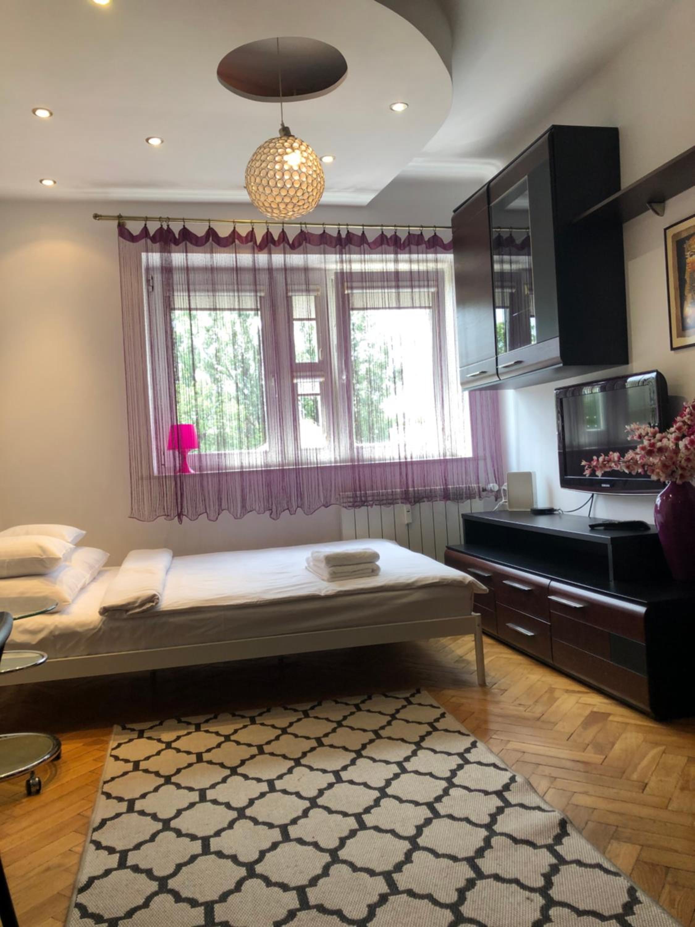 Plac Bankowy Apartment, Metro
