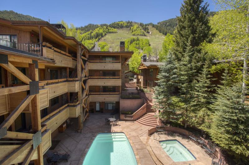 Fasching Haus Unit 210, Deluxe Condo w/ A/C, Private Deck, 2 Blocks from Downtown Aspen