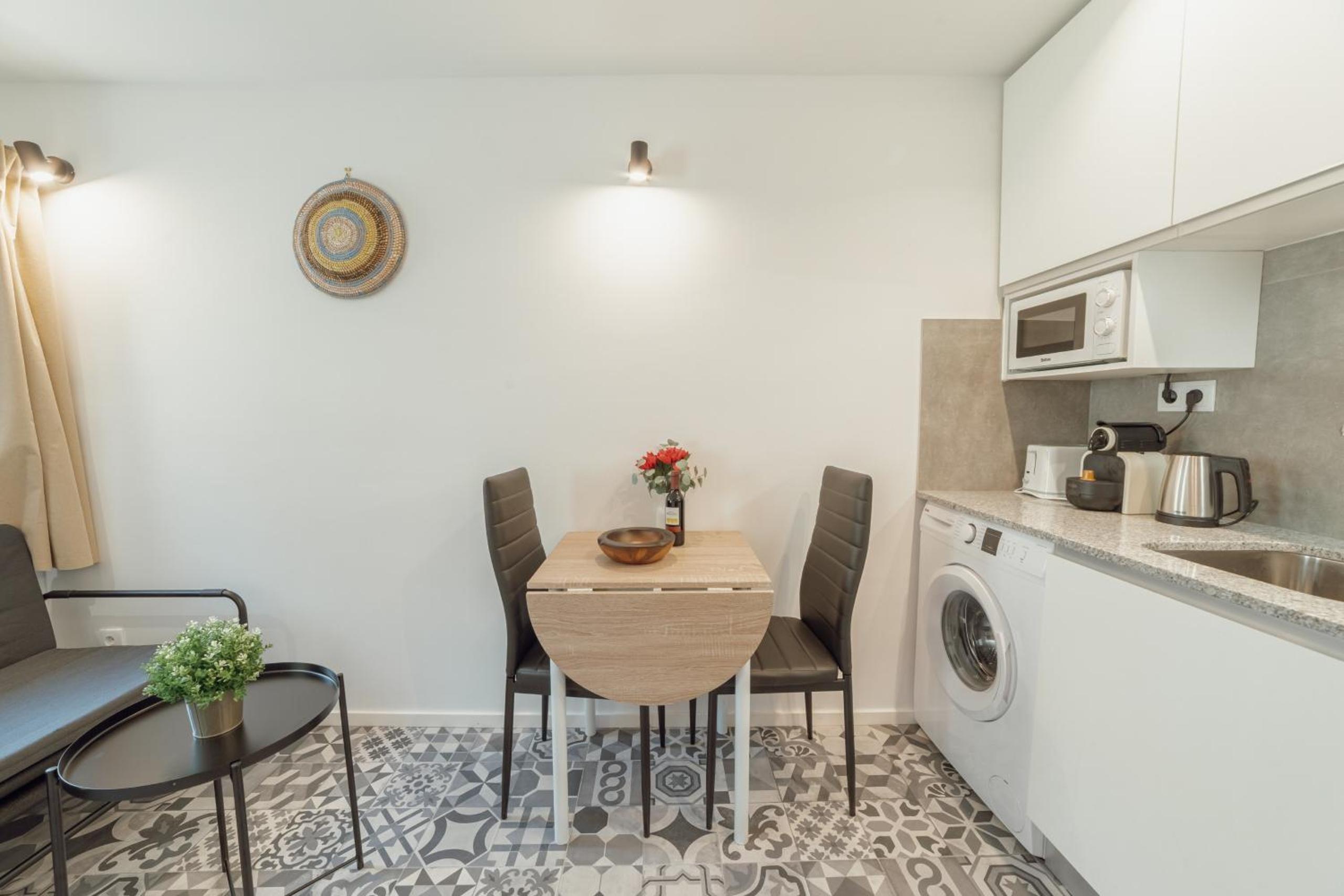 Cedofeita Terrace by Hosty