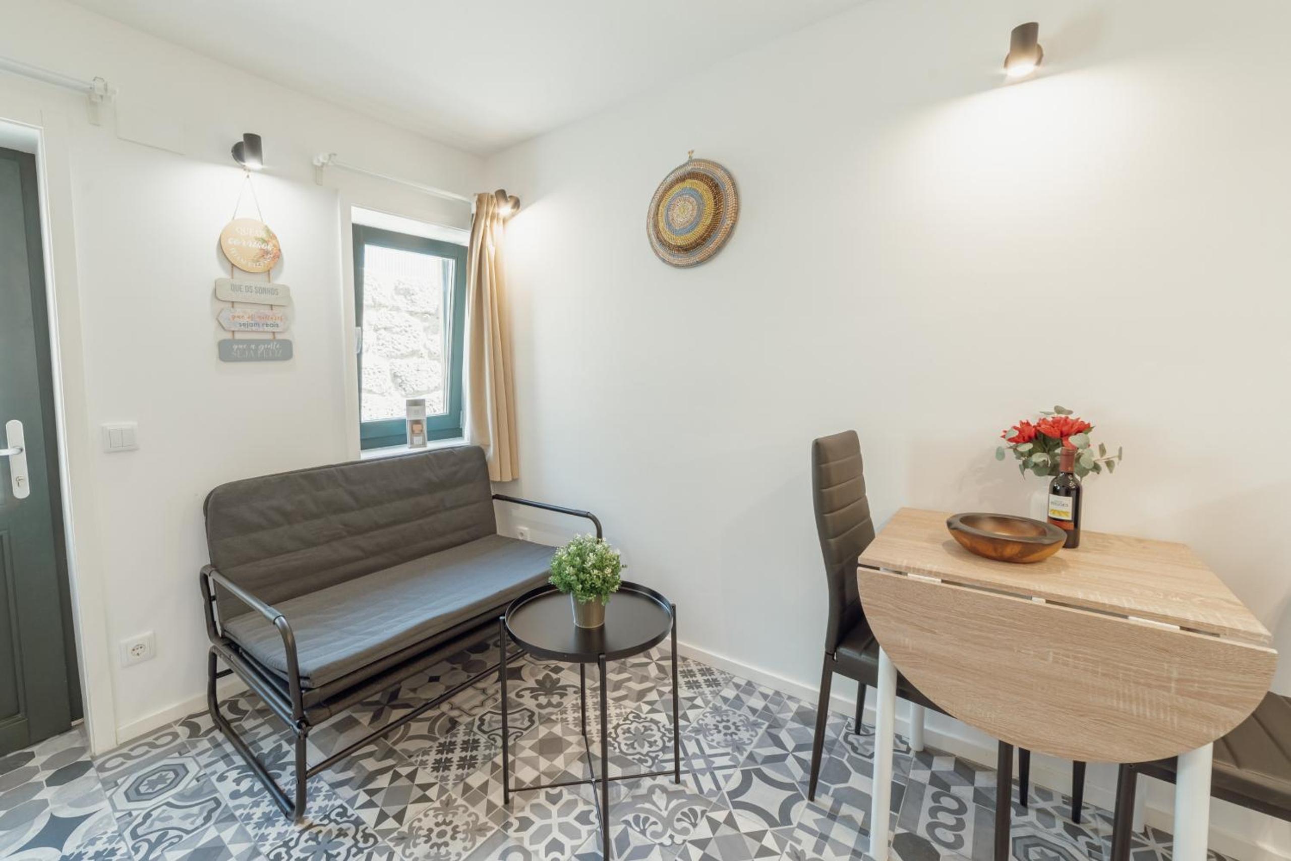 Cedofeita Terrace by Hosty