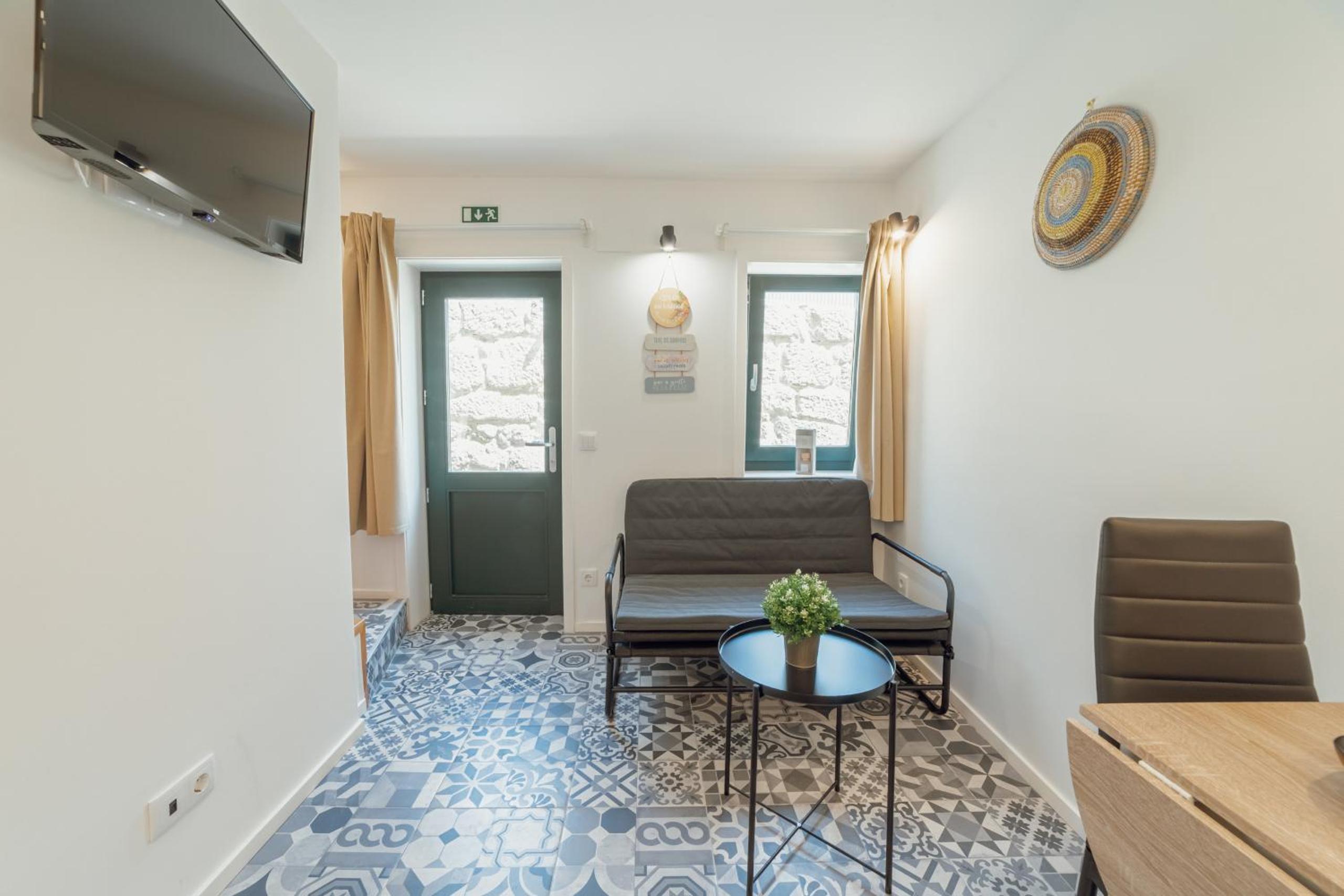 Cedofeita Terrace by Hosty