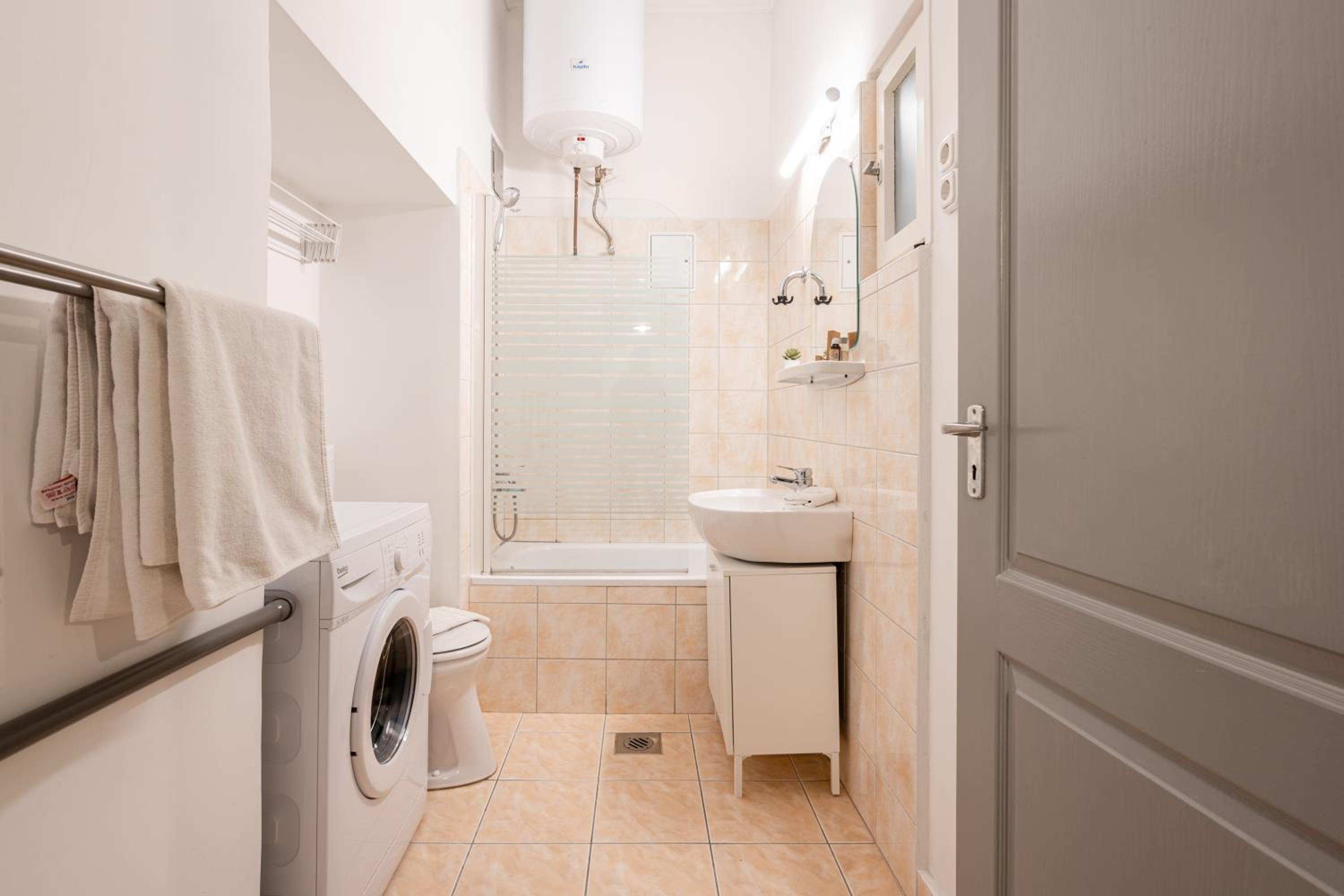 B8 - Grand Boulevard Cozy Apartment - Best Location by BQA