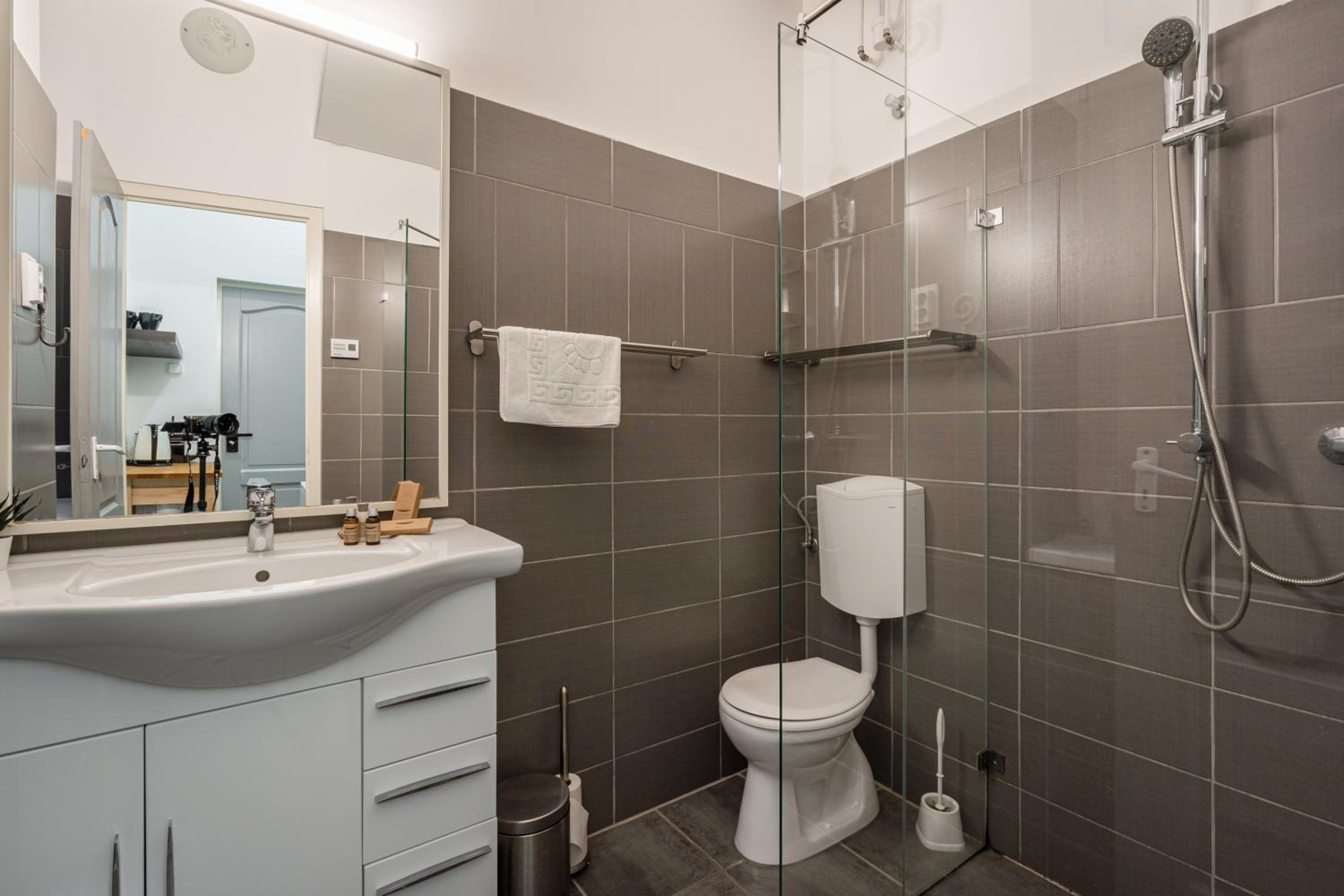 B8 - Grand Boulevard Cozy Apartment - Best Location by BQA