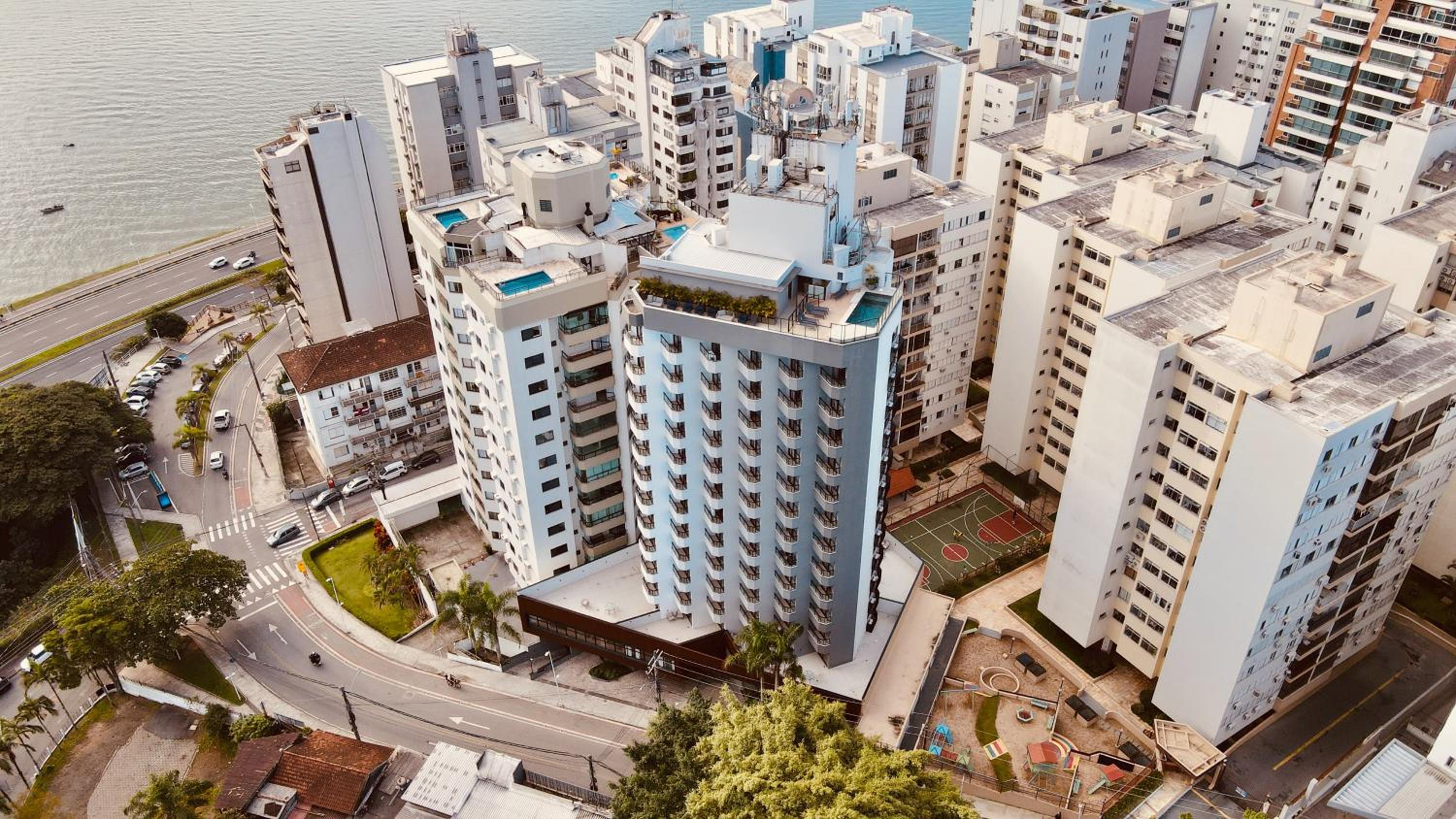 The Bridge by Xtay -Estúdios em Floripa com Piscina no Rooftop e Academia Completa, e fácil acesso as Praias Populares