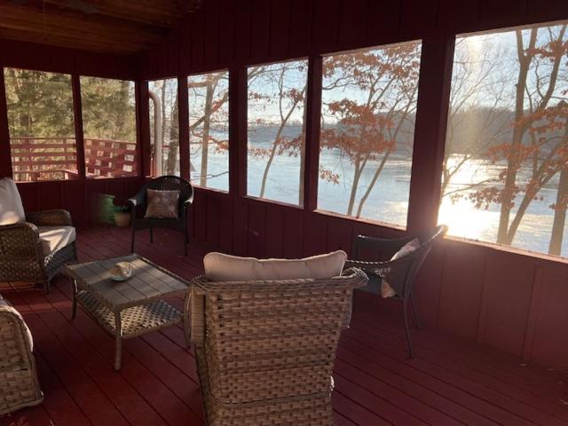 Cottage on Cypress Bay near Paris Landing State Park