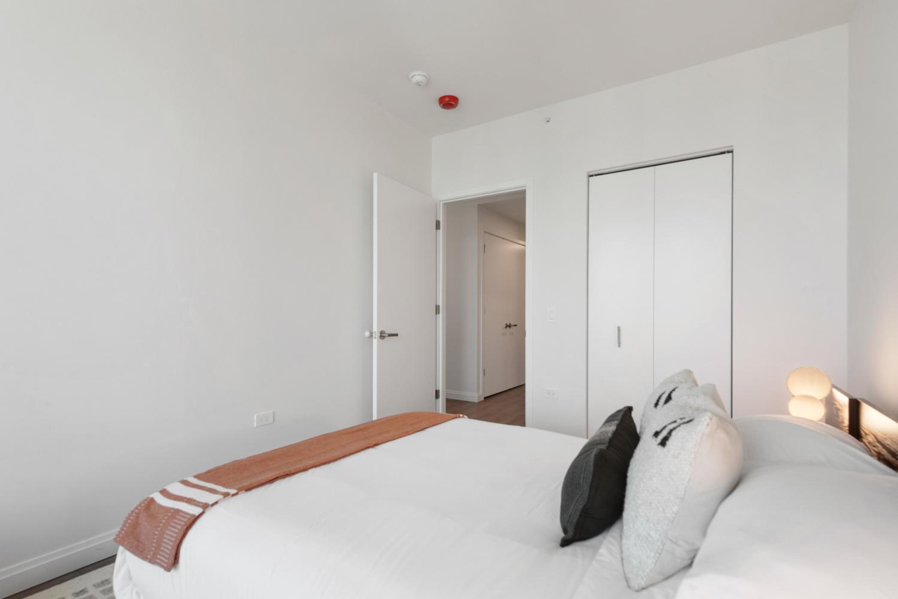 Lux Apts with Lake Views and Top Amenities