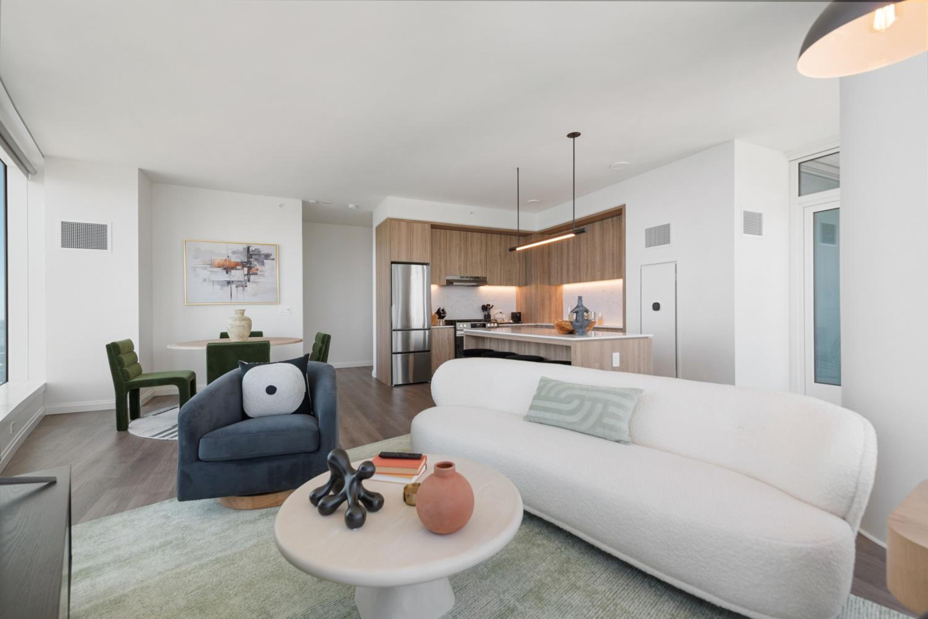 Lux Apts with Lake Views and Top Amenities