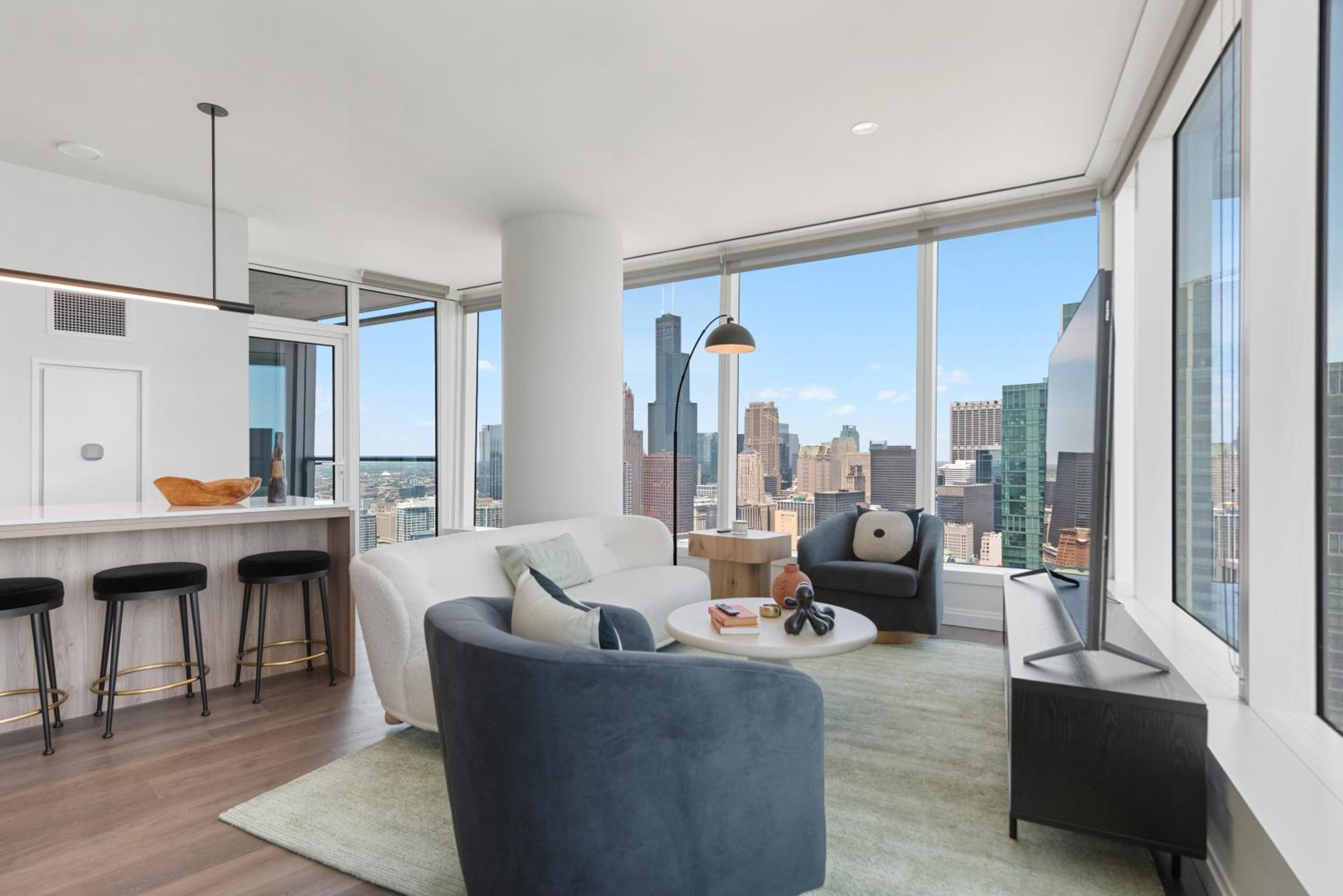 Lux Apts with Lake Views and Top Amenities