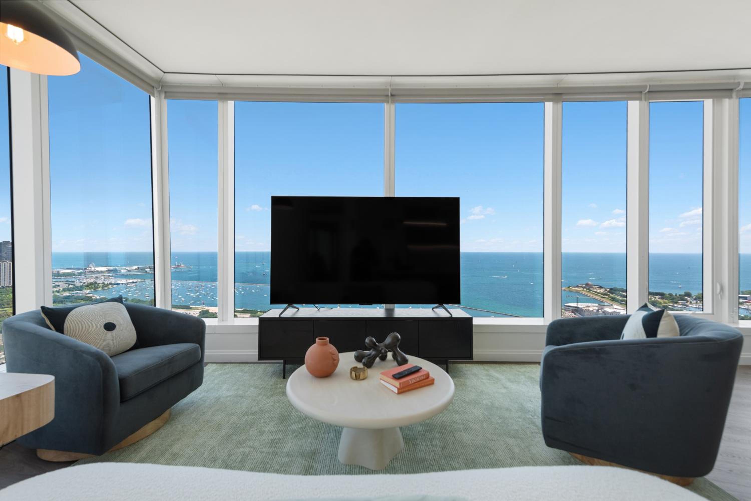 Lux Apts with Lake Views and Top Amenities