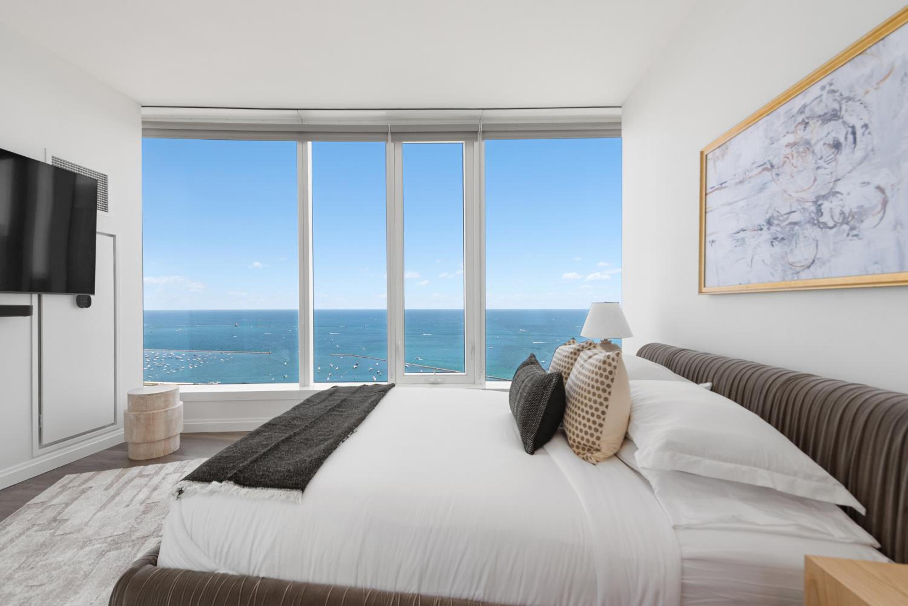 Lux Apts with Lake Views and Top Amenities