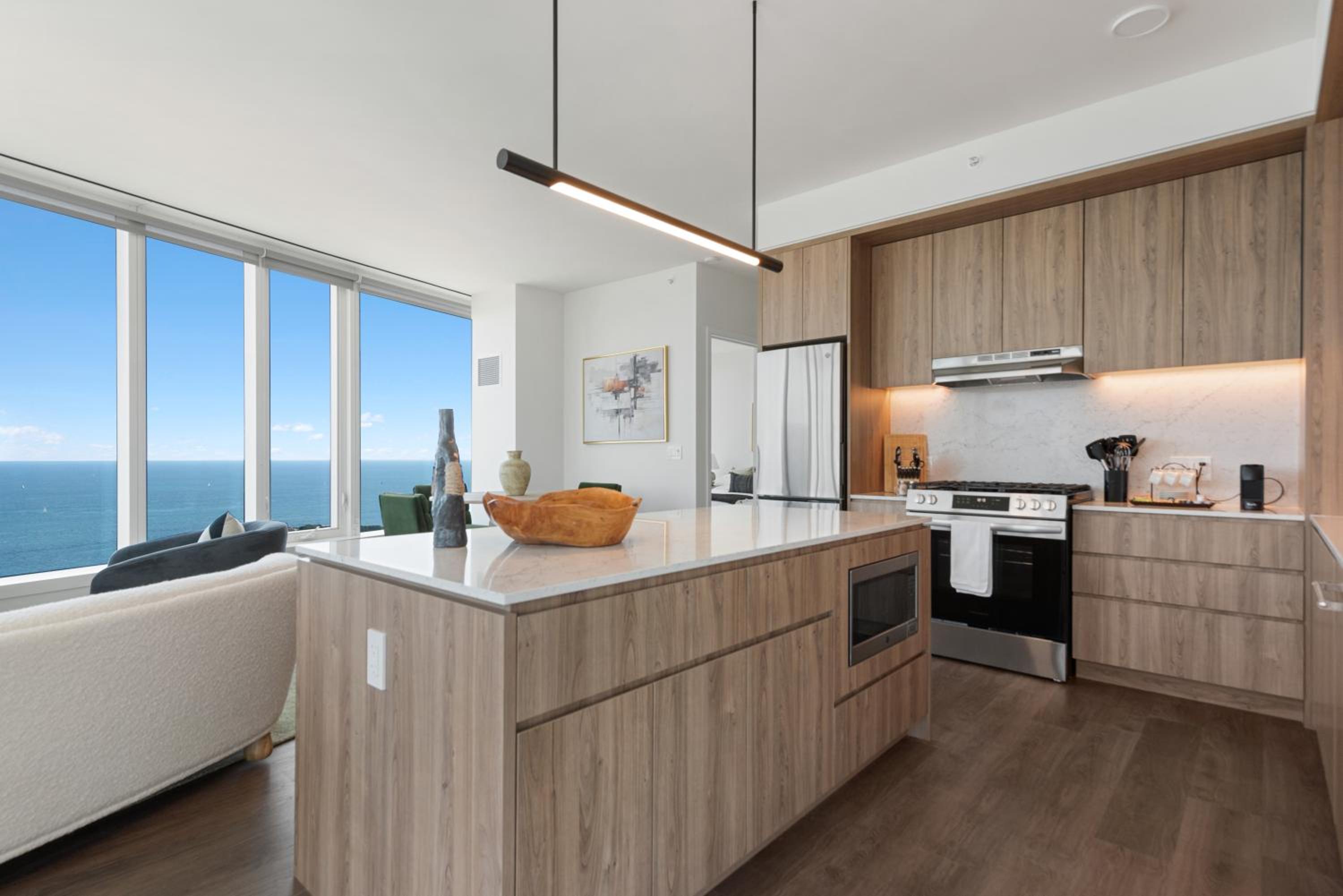 Lux Apts with Lake Views and Top Amenities