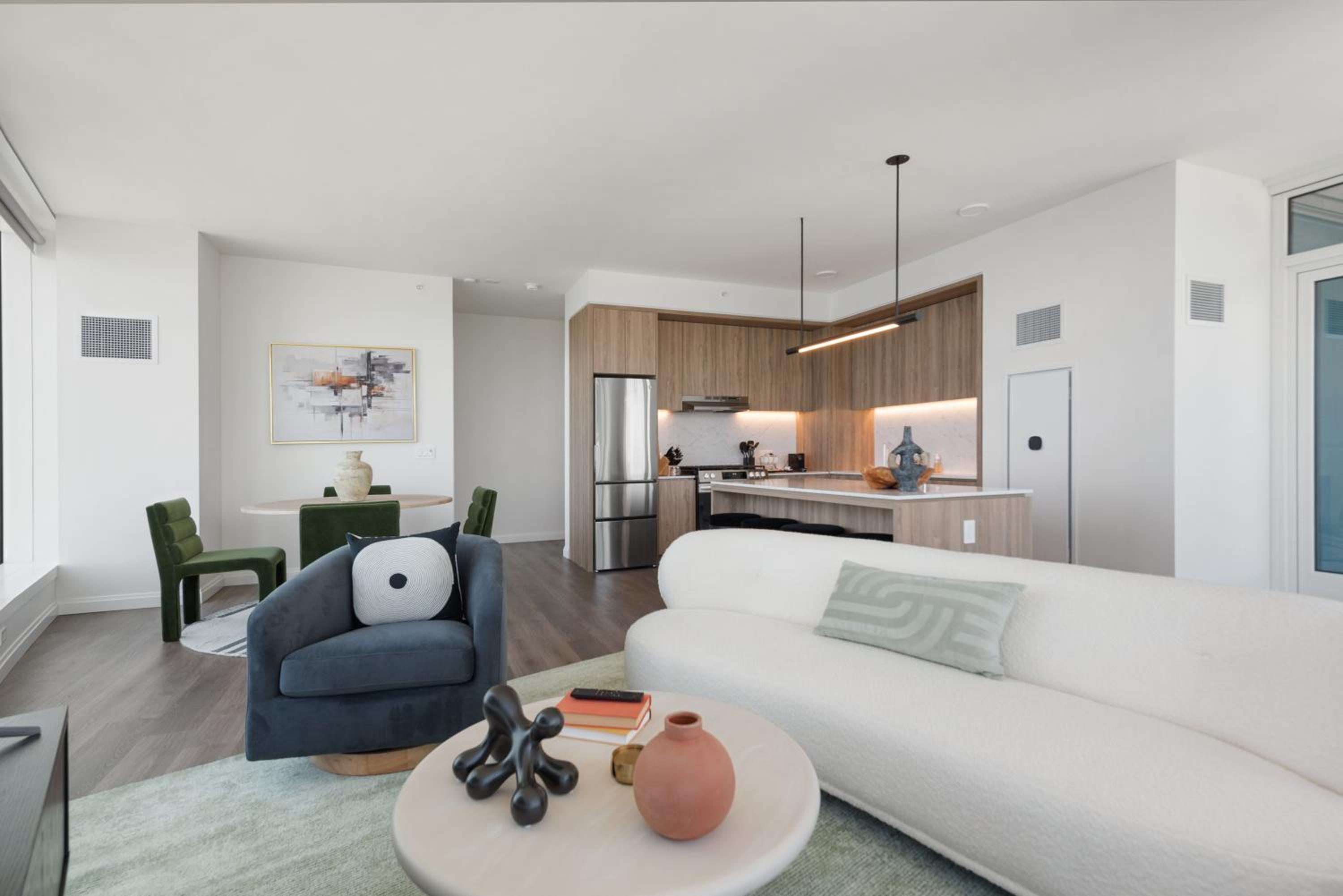 Lux Apts with Lake Views and Top Amenities