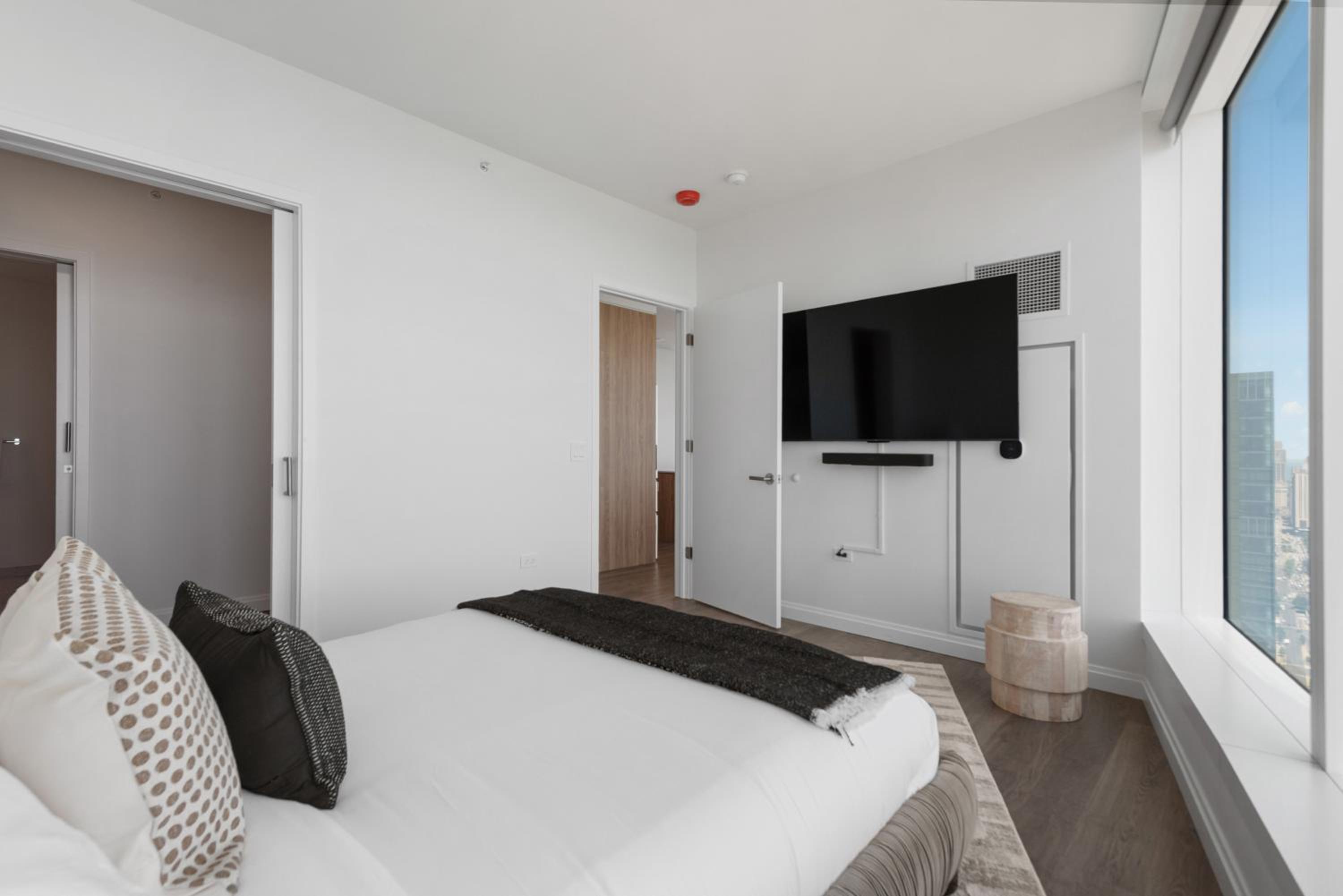 Lux Apts with Lake Views and Top Amenities