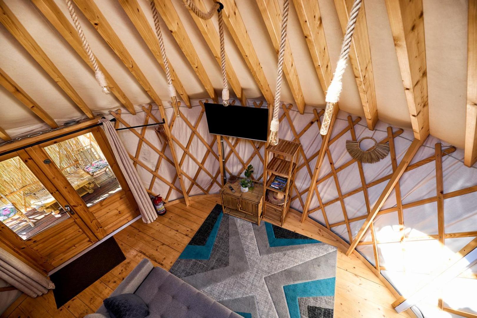Aloha Glamp - Całoroczny glamping nad rzeką z prywatną balią - Stok narciarski, góry, lasy, sauna