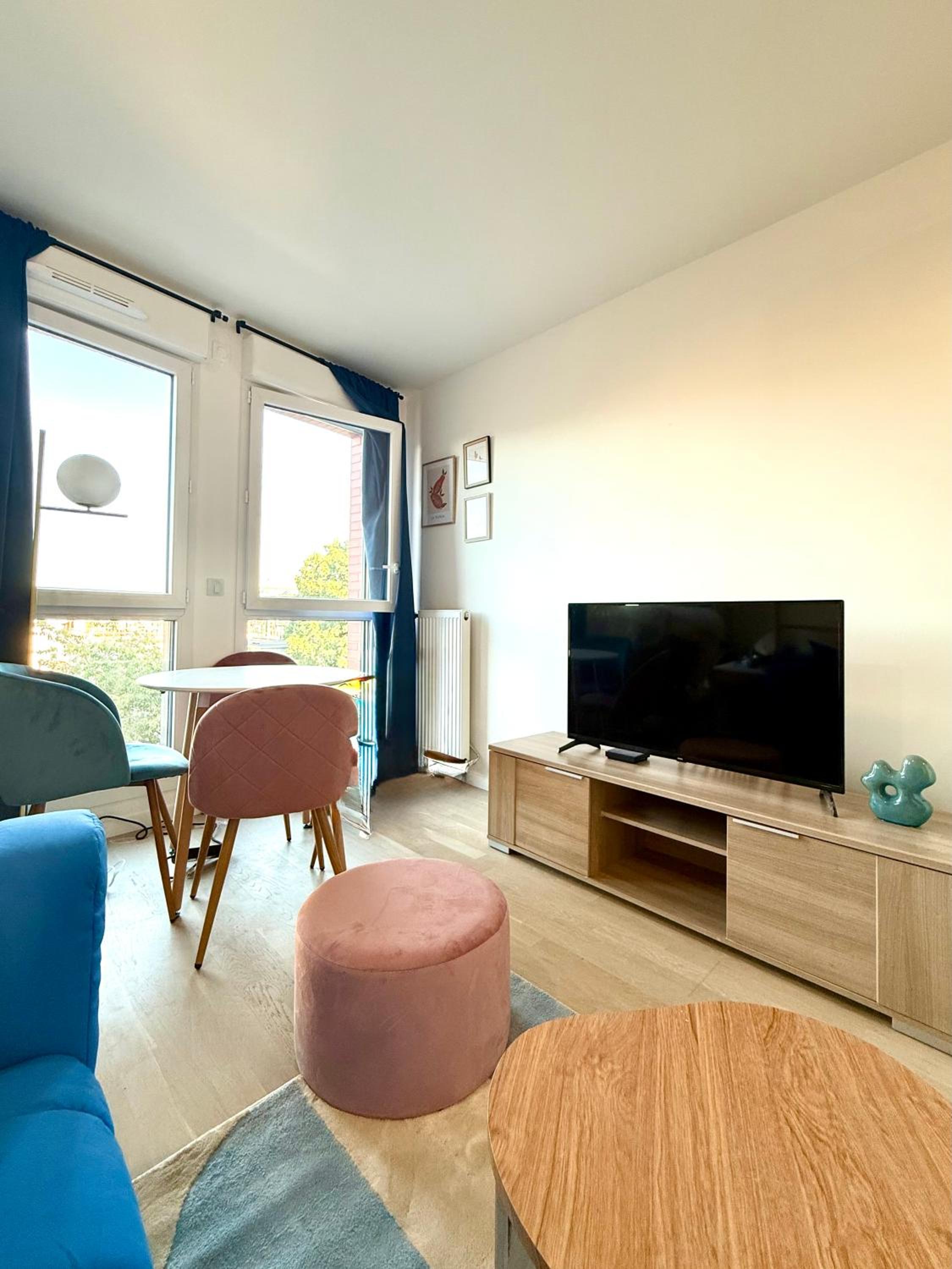 La maison colorée proche de Paris et Gare du Nord, parking gratuit