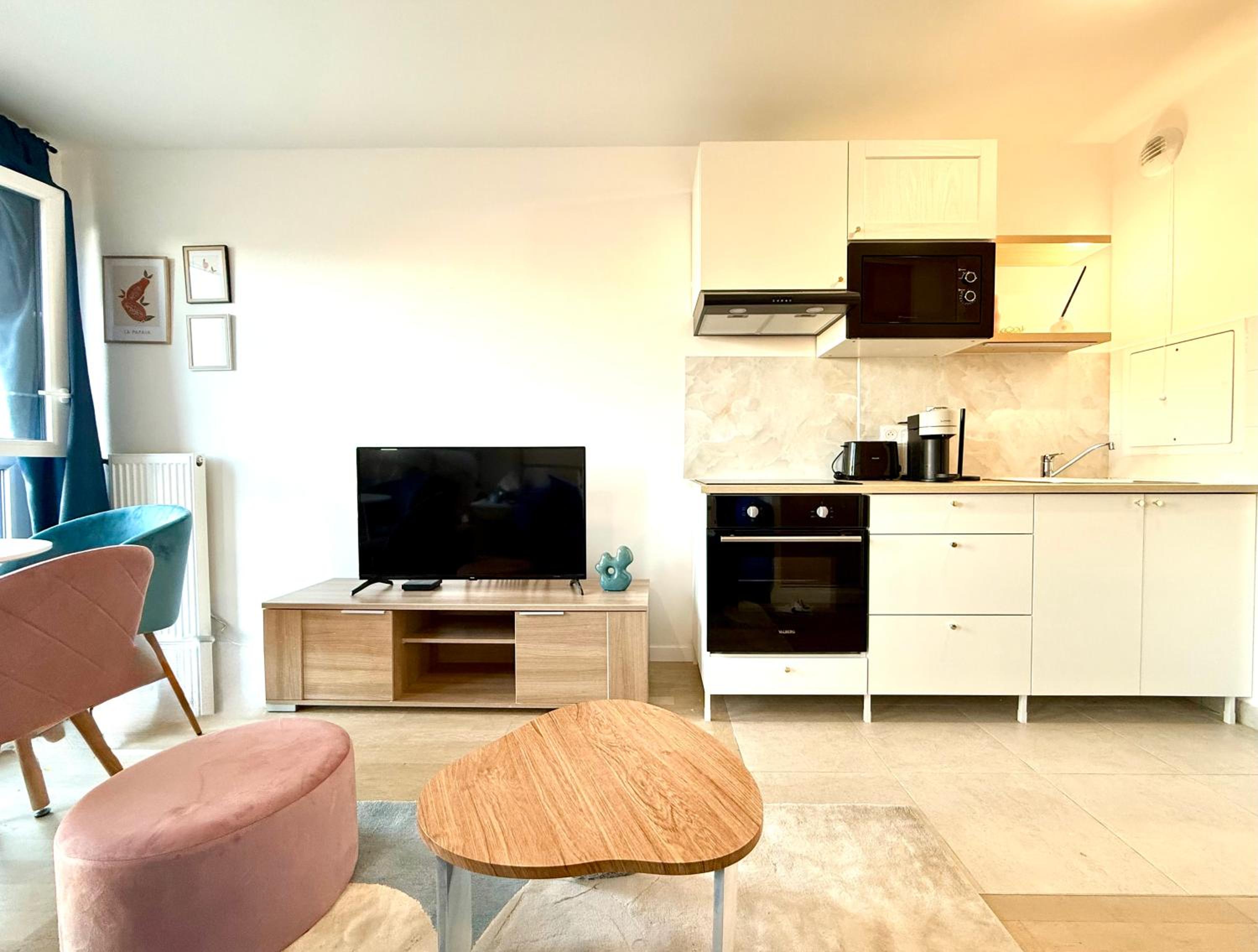 La maison colorée proche de Paris et Gare du Nord, parking gratuit