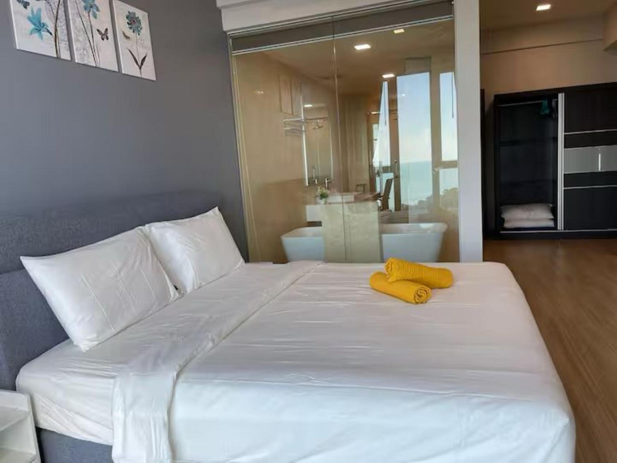 Seaview High-Floor 2BR Suite Bathtub & Sauna near Gurney Jazz Suites 21