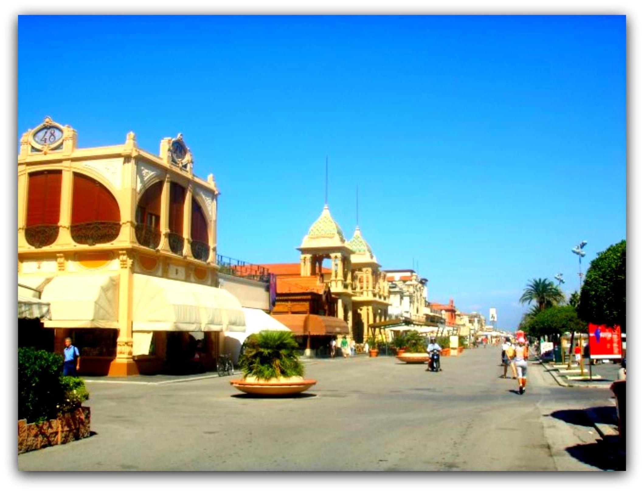 Toscana Viareggio centro esclusivo appartamento fronte spiaggia view 2