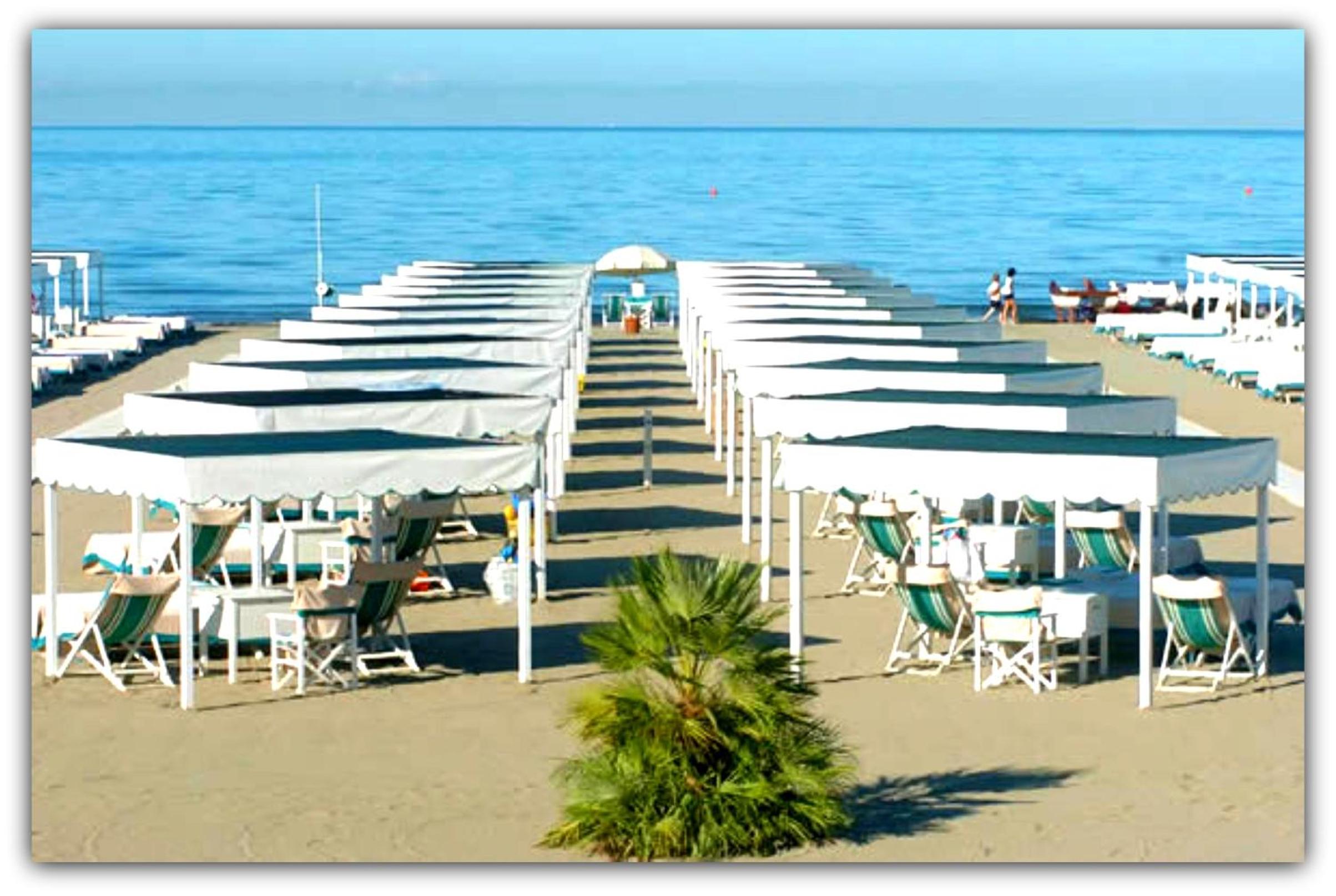 Toscana Viareggio centro esclusivo appartamento fronte spiaggia view 3