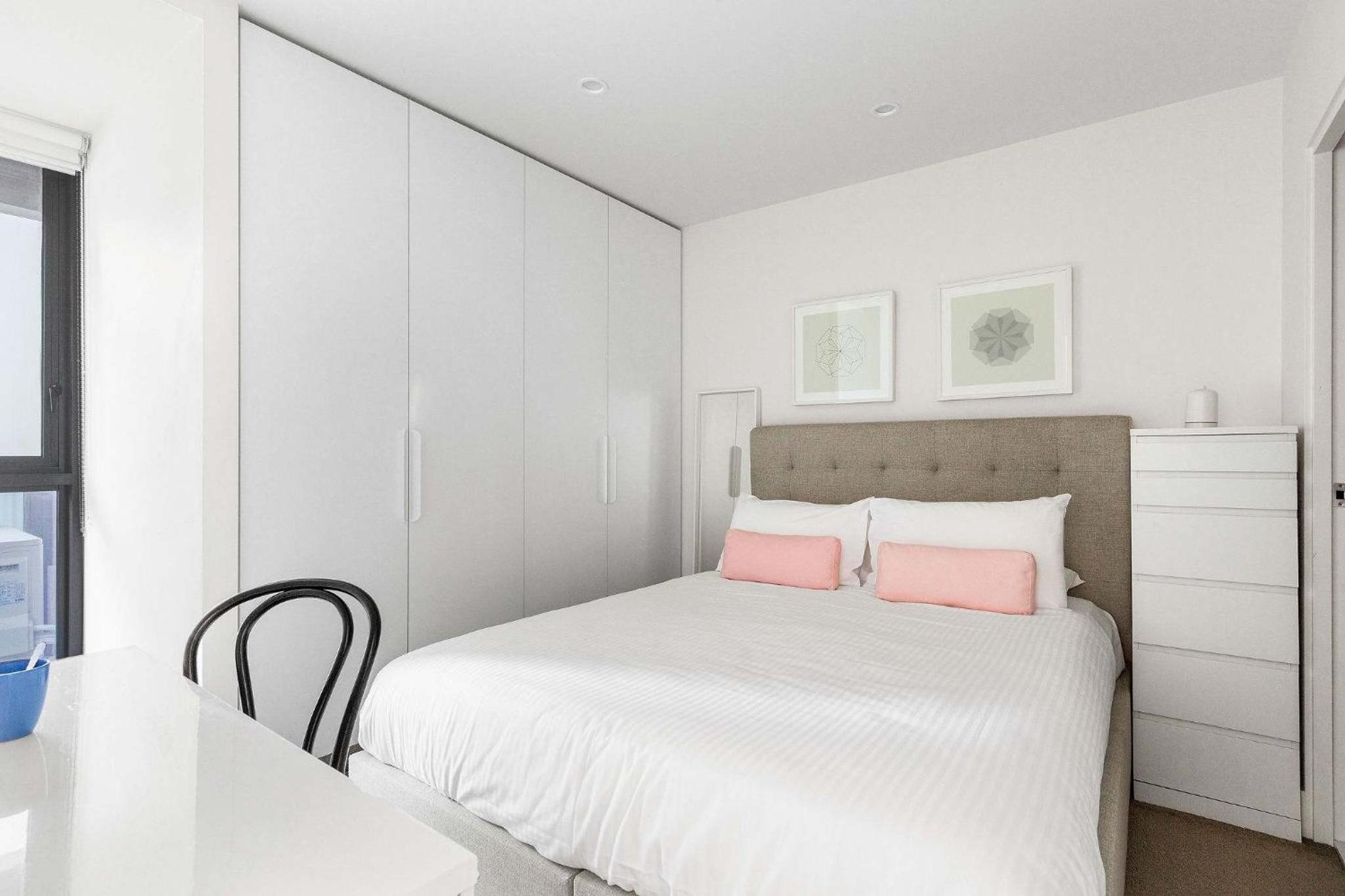 City View 2BR Apt Comfy Bright & Central Stay