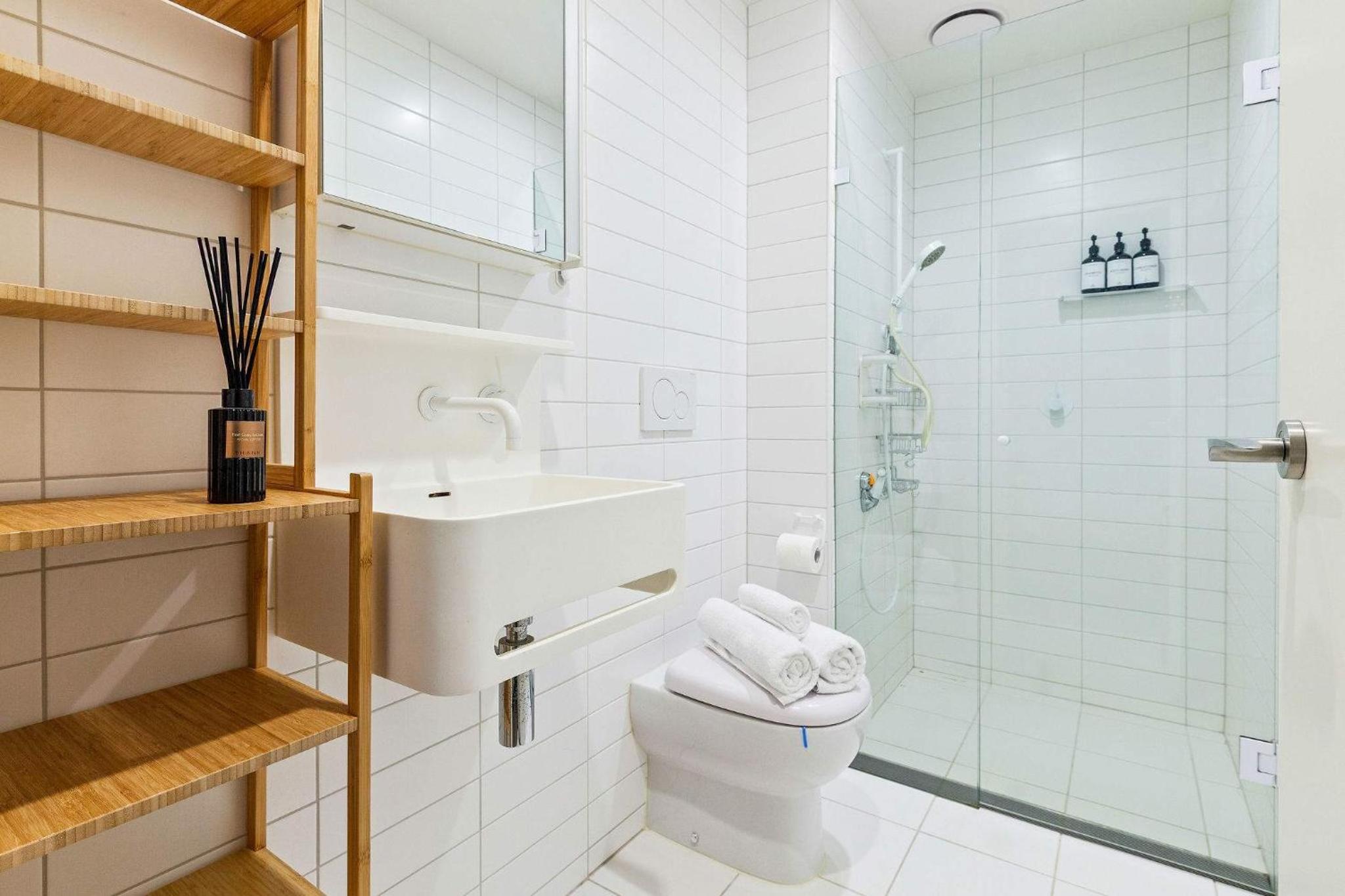 City View 2BR Apt Comfy Bright & Central Stay