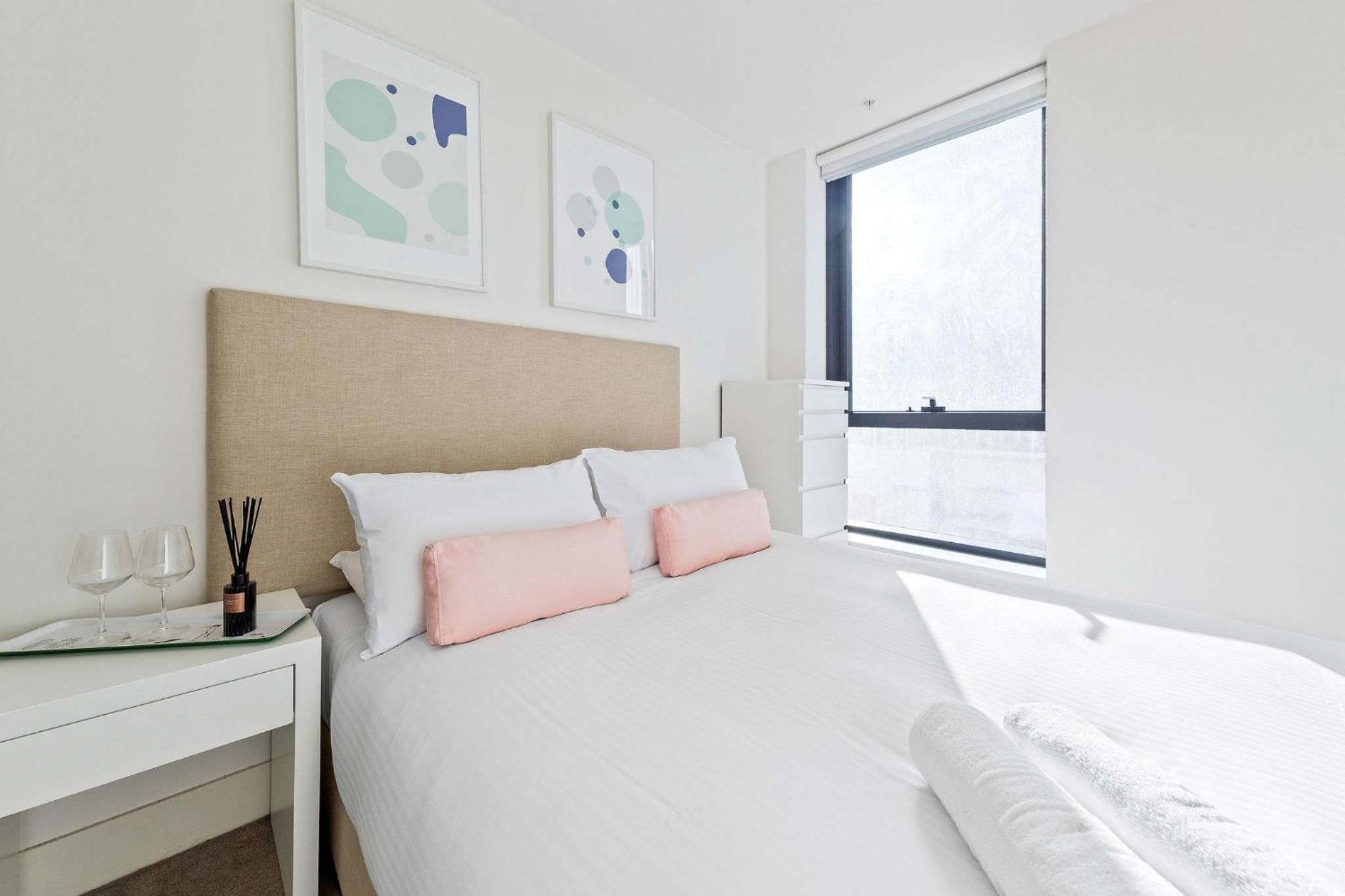 City View 2BR Apt Comfy Bright & Central Stay