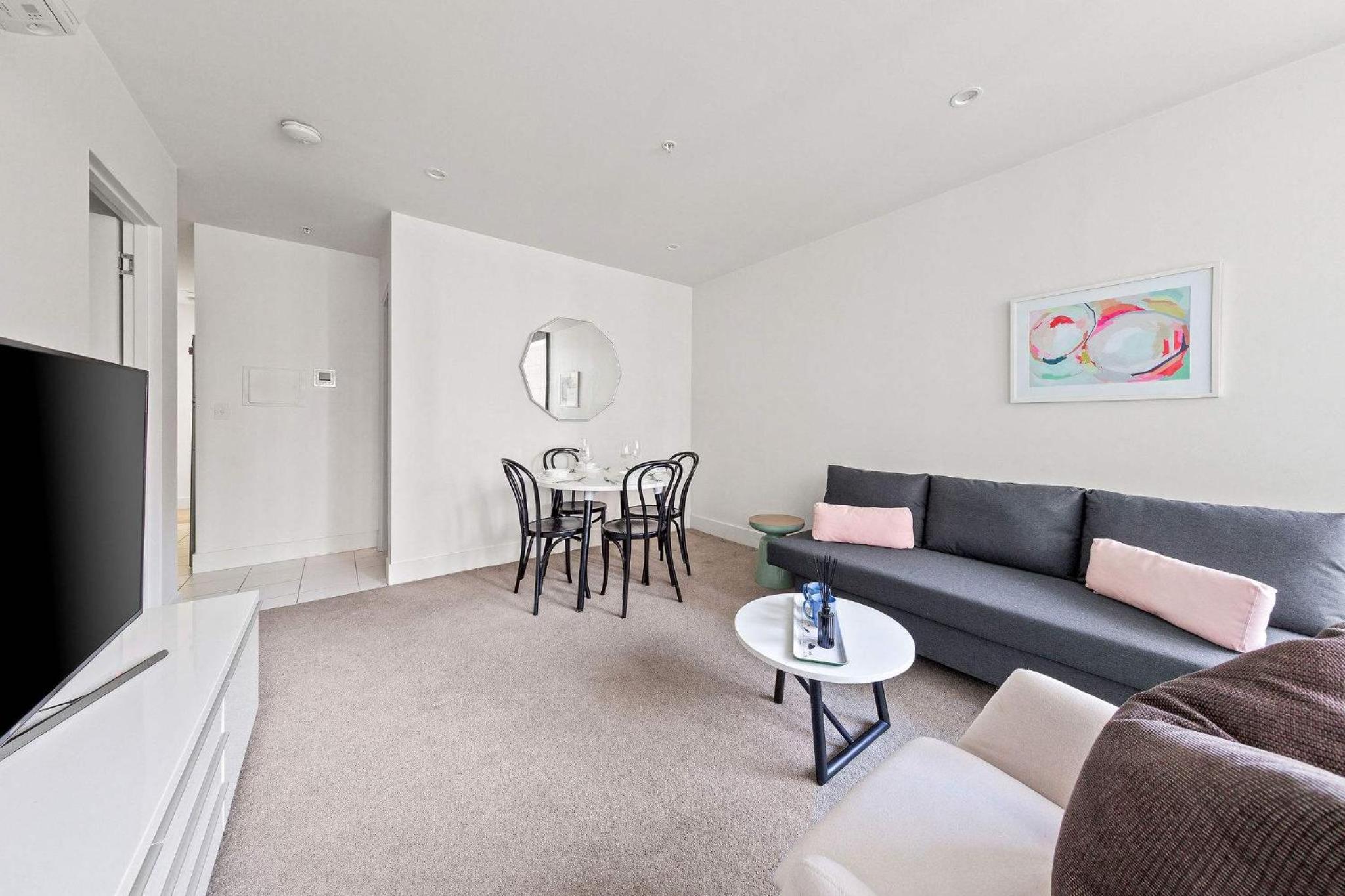 City View 2BR Apt Comfy Bright & Central Stay
