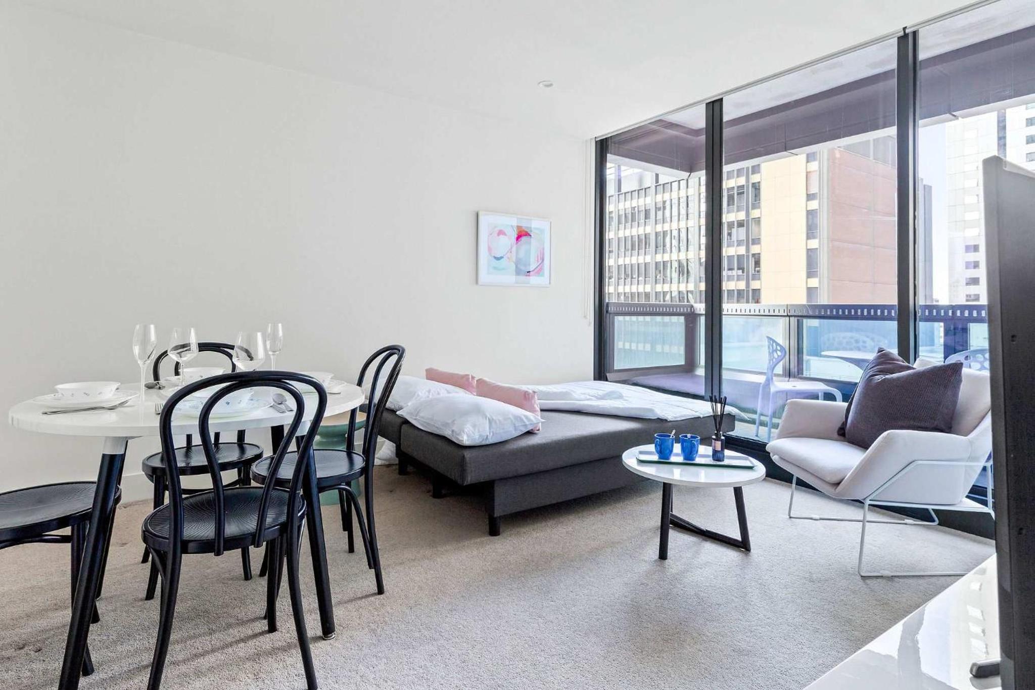 City View 2BR Apt Comfy Bright & Central Stay