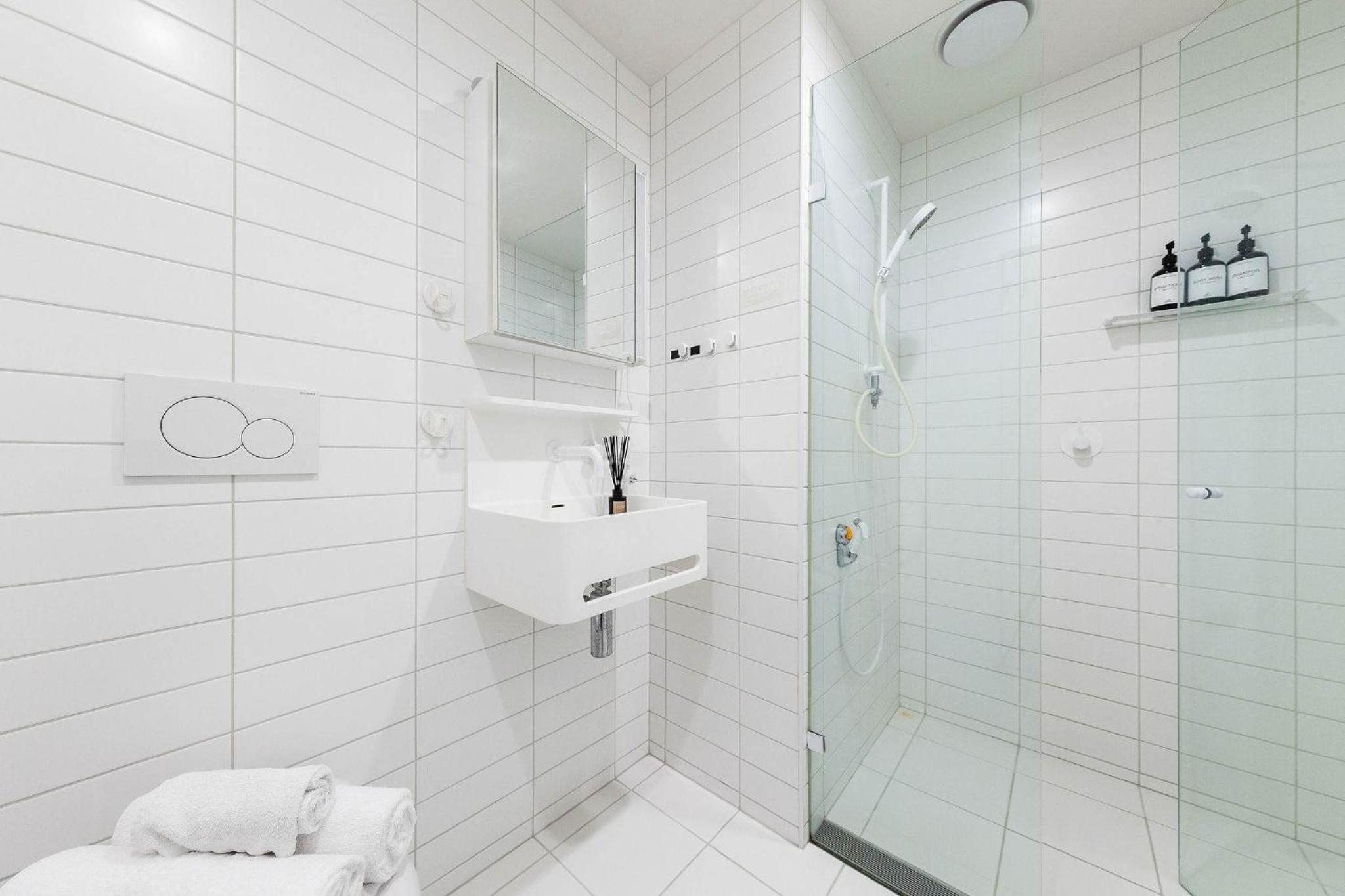 City View 2BR Apt Comfy Bright & Central Stay