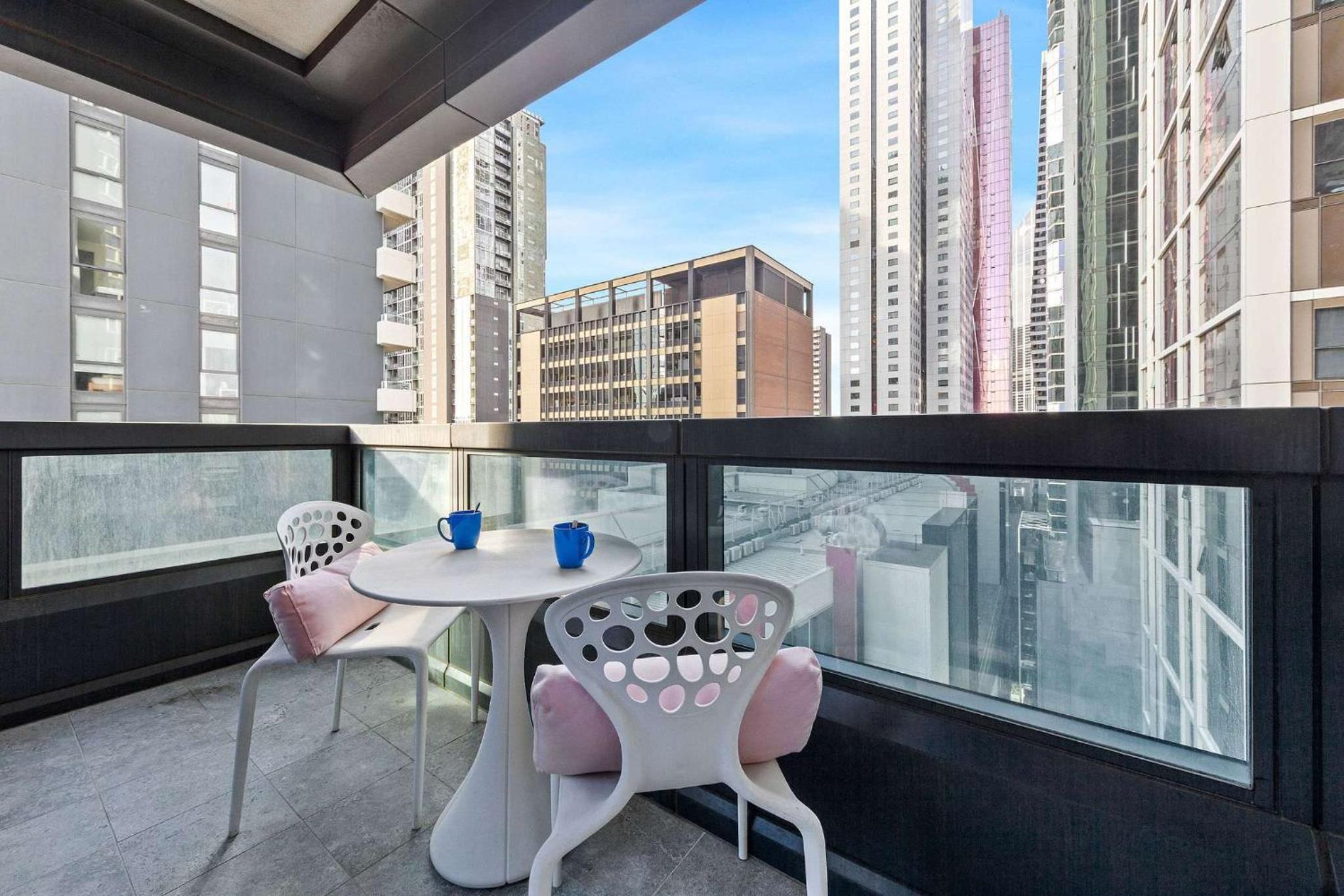 City View 2BR Apt Comfy Bright & Central Stay